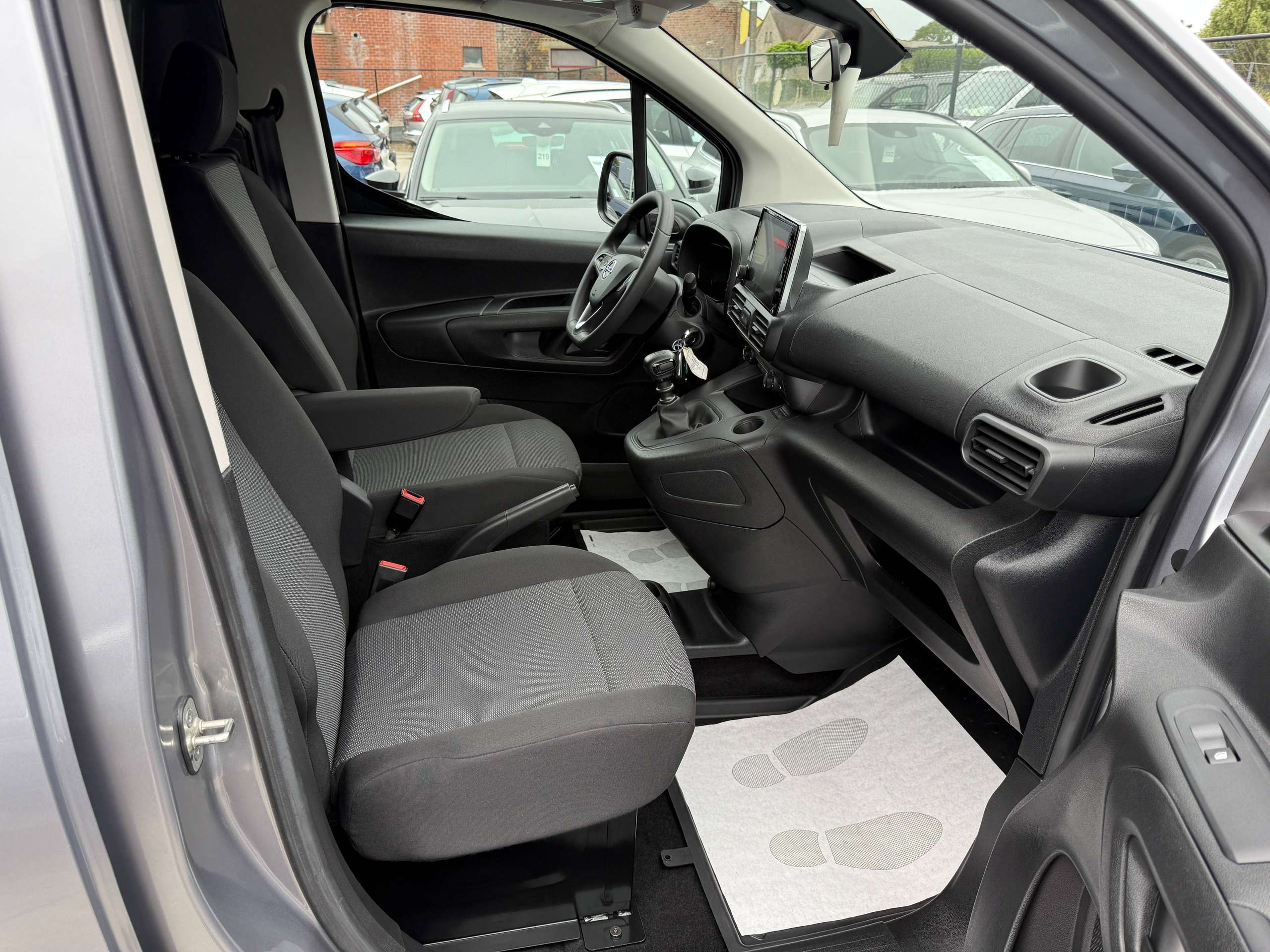 3083bbf3-760f-4b91-9aed-94c04dfa03df28-opel-combo-1-2i-110pk-lichte-vracht-navigatie-carplay-pdc-airco-bluetooth.jpg