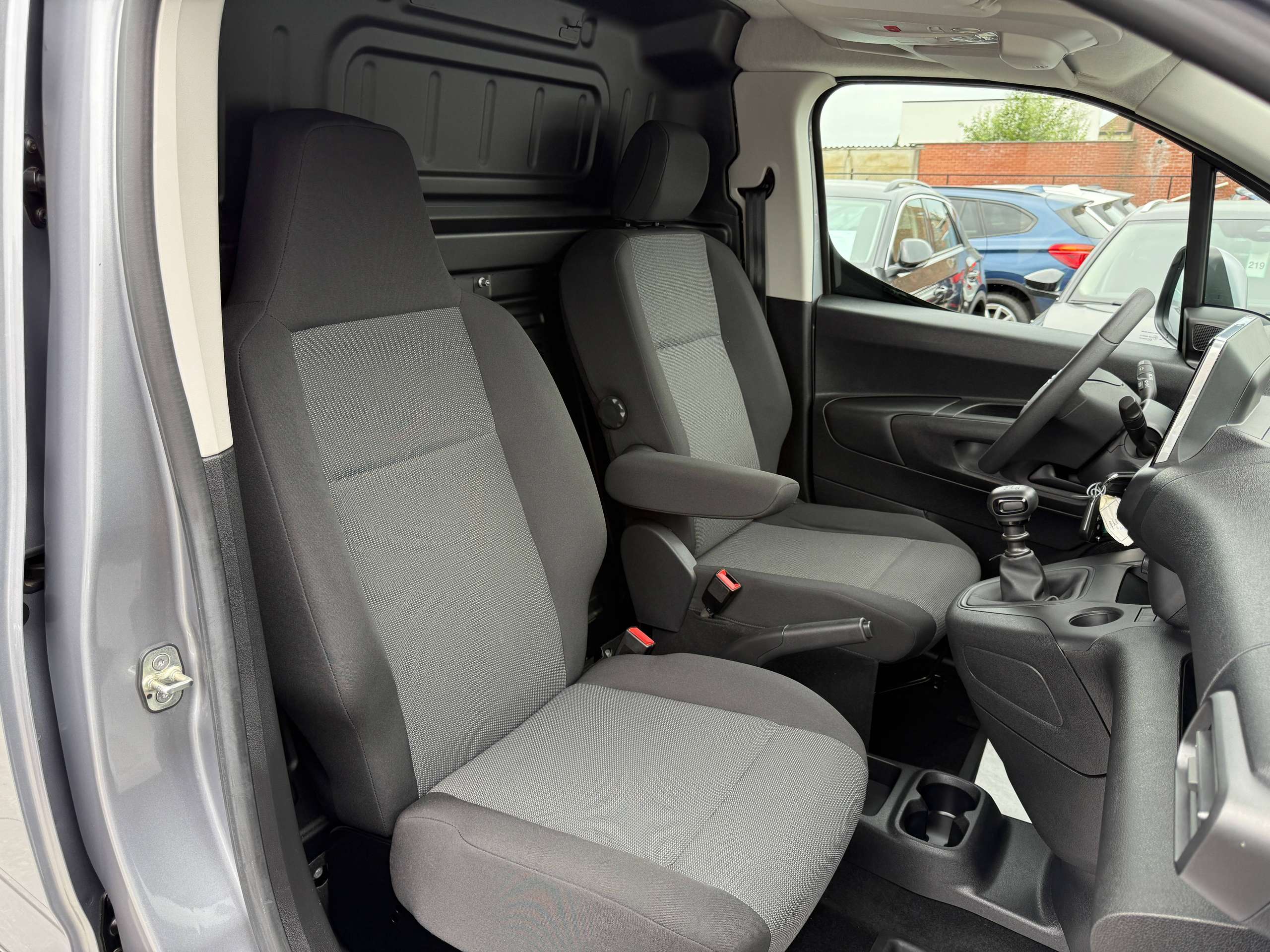 3083bbf3-760f-4b91-9aed-94c04dfa03df30-opel-combo-1-2i-110pk-lichte-vracht-navigatie-carplay-pdc-airco-bluetooth.jpg