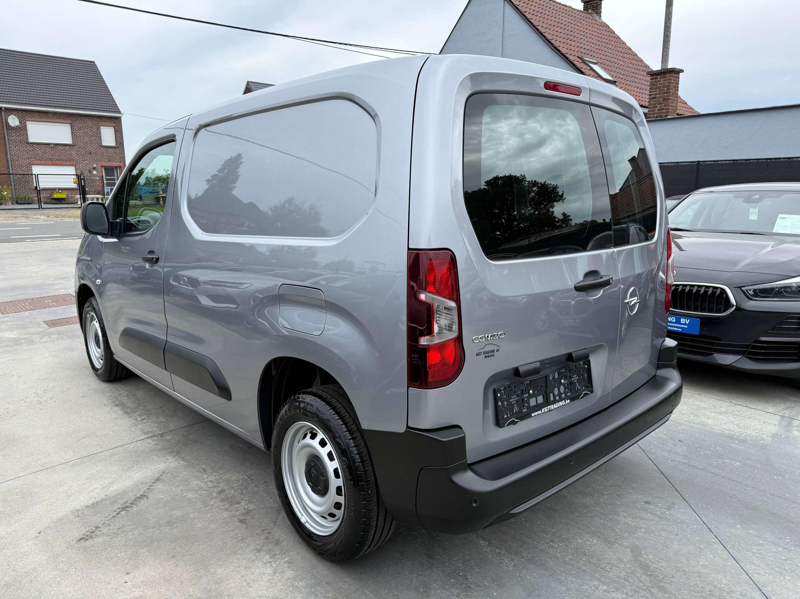 3083bbf3-760f-4b91-9aed-94c04dfa03df7-opel-combo-1-2i-110pk-lichte-vracht-navigatie-carplay-pdc-airco-bluetooth.jpg