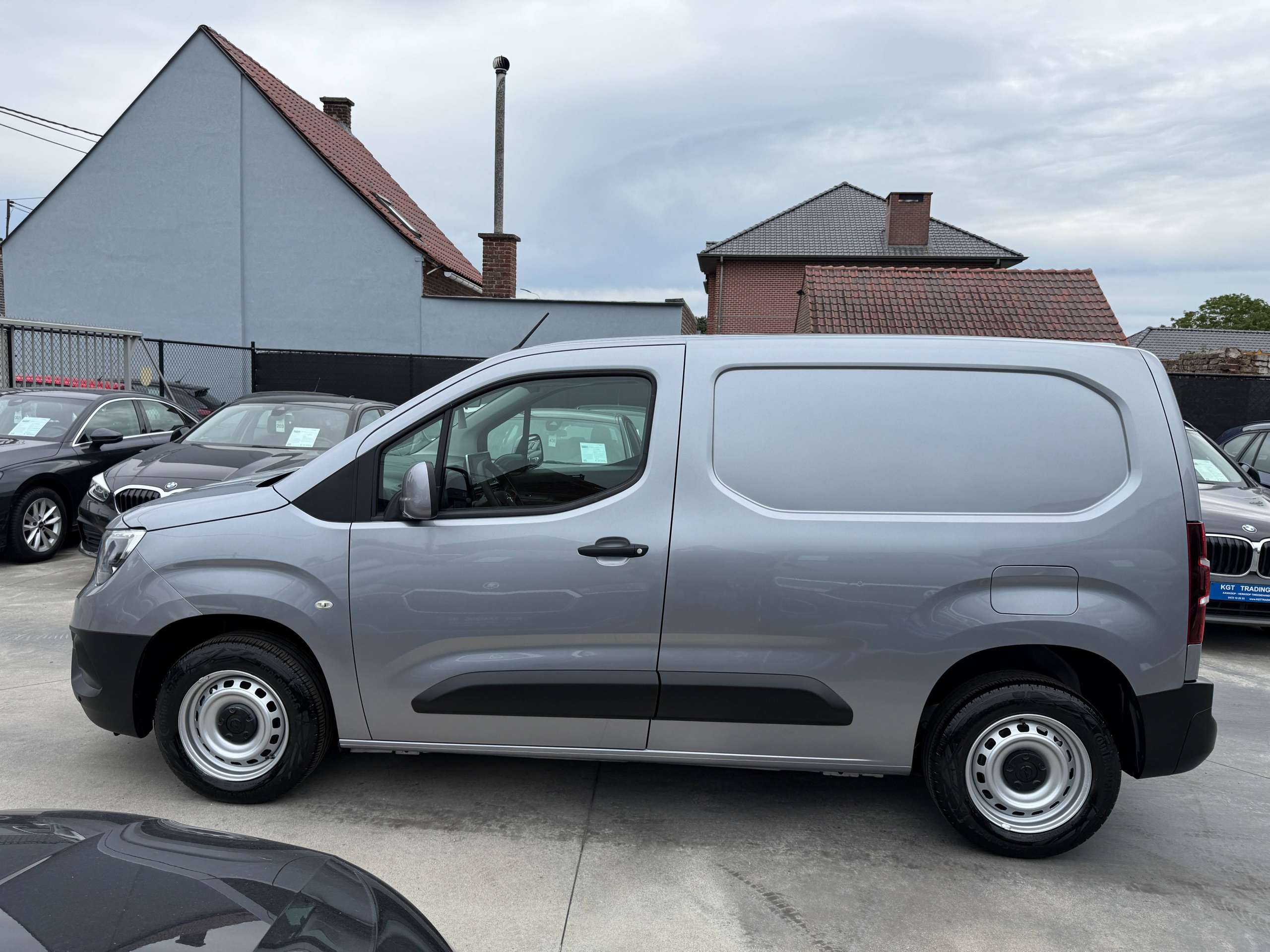 3083bbf3-760f-4b91-9aed-94c04dfa03df8-opel-combo-1-2i-110pk-lichte-vracht-navigatie-carplay-pdc-airco-bluetooth.jpg