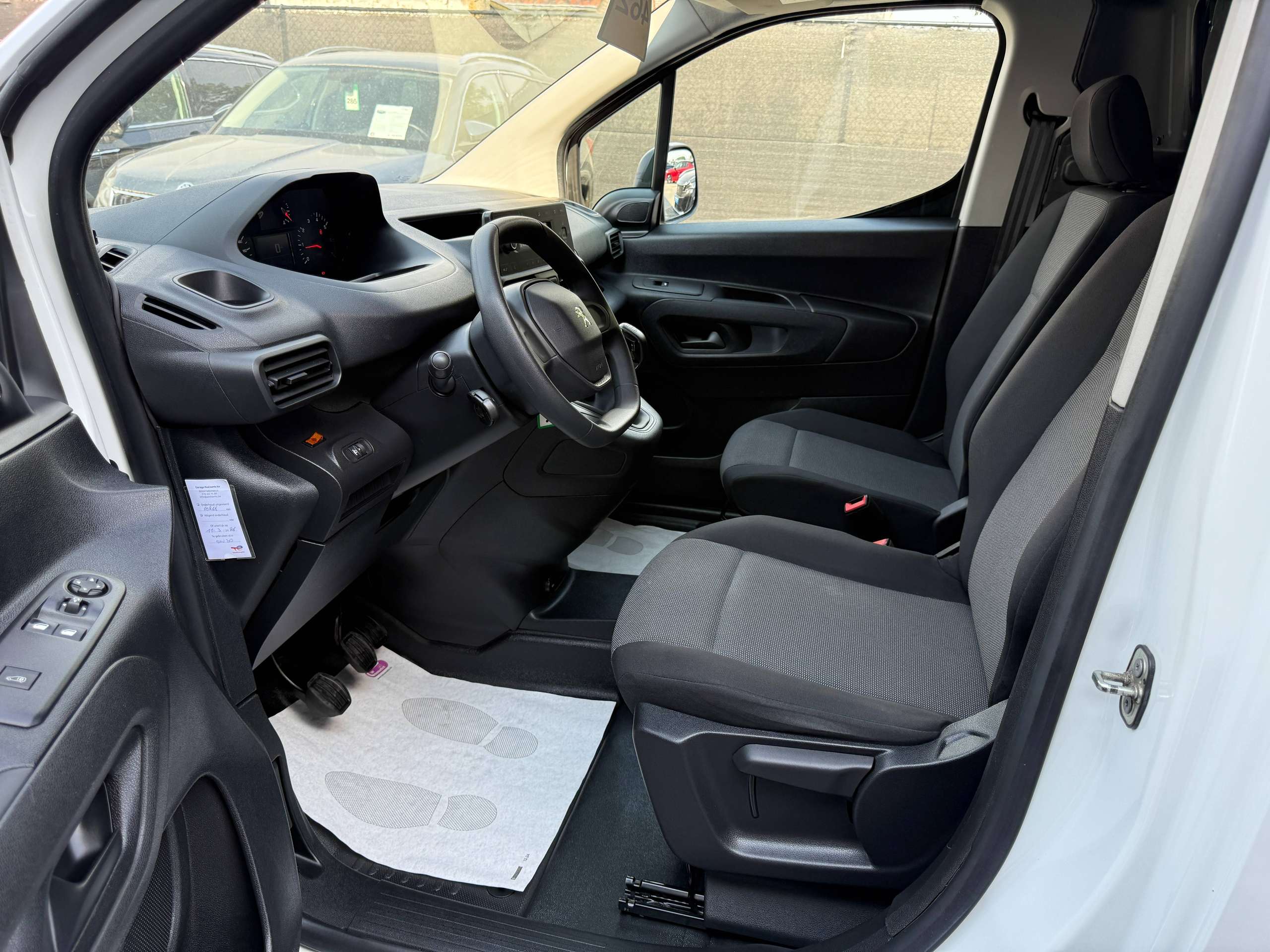 337b34ff-bf21-4f71-8938-f47ec0ca1fa411-peugeot-partner-1-5-bluehdi-102pk-l2-bluetooth-parkeersensoren-airco-carpass.jpg