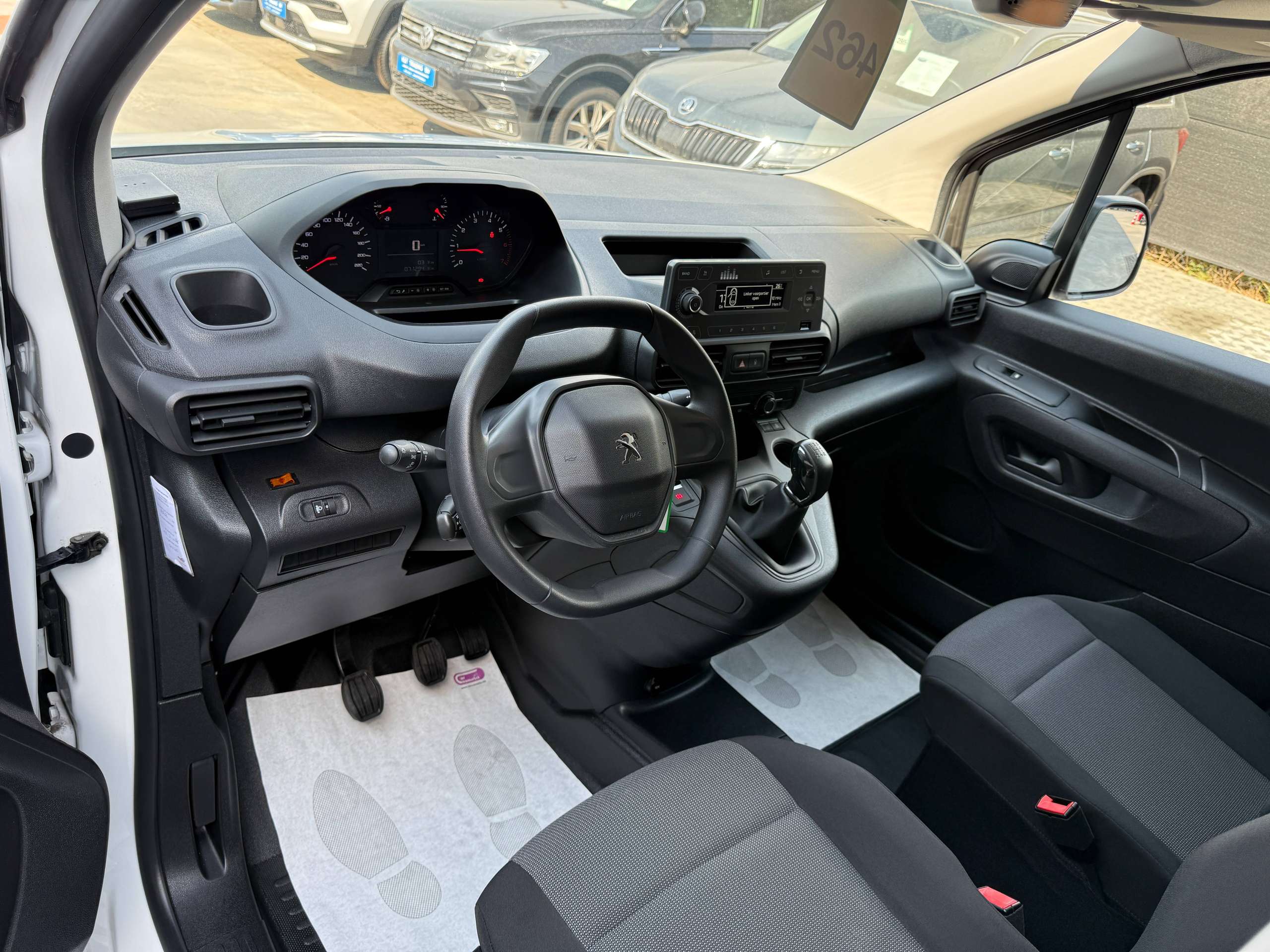 337b34ff-bf21-4f71-8938-f47ec0ca1fa412-peugeot-partner-1-5-bluehdi-102pk-l2-bluetooth-parkeersensoren-airco-carpass.jpg