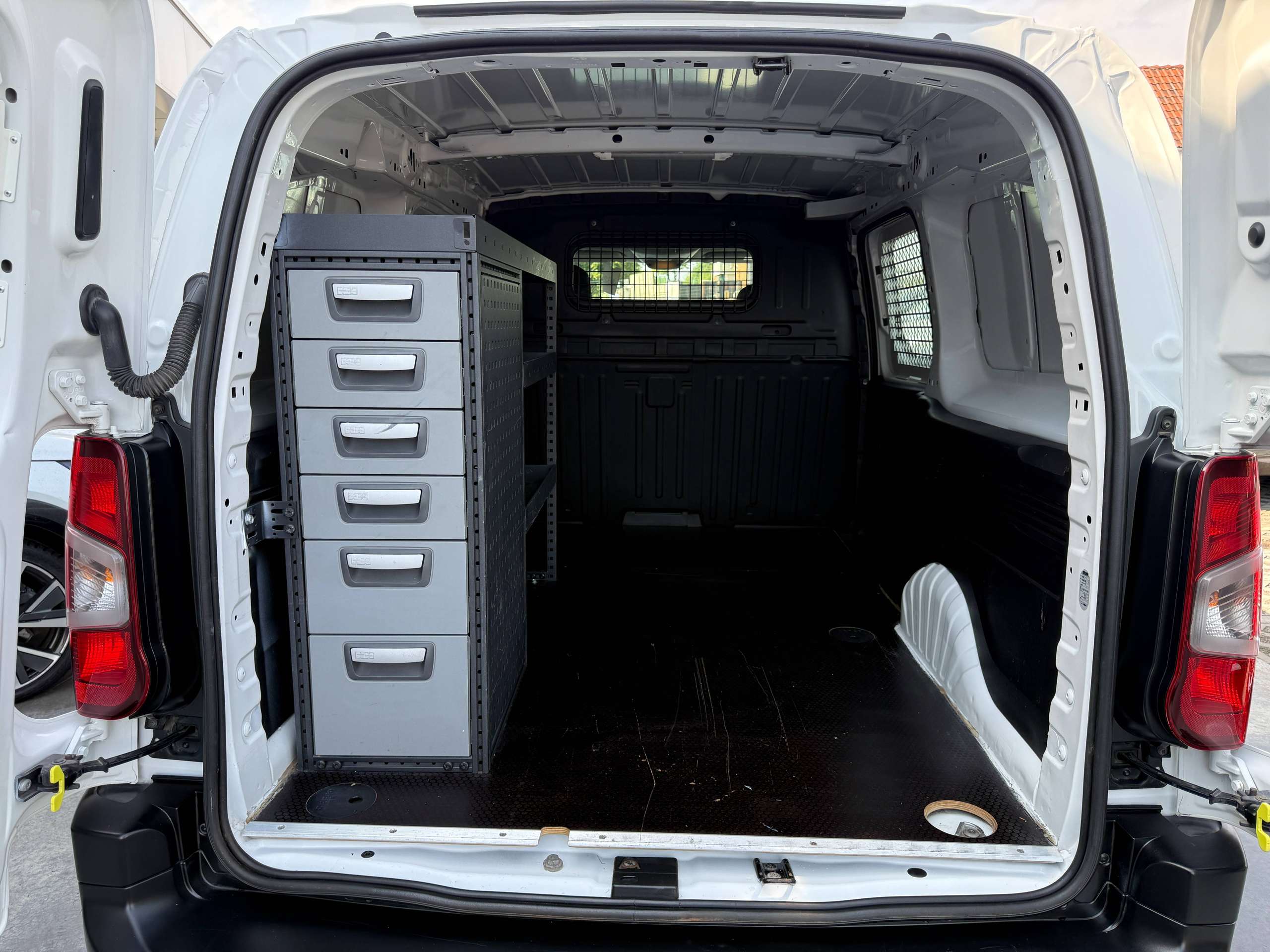 337b34ff-bf21-4f71-8938-f47ec0ca1fa413-peugeot-partner-1-5-bluehdi-102pk-l2-bluetooth-parkeersensoren-airco-carpass.jpg
