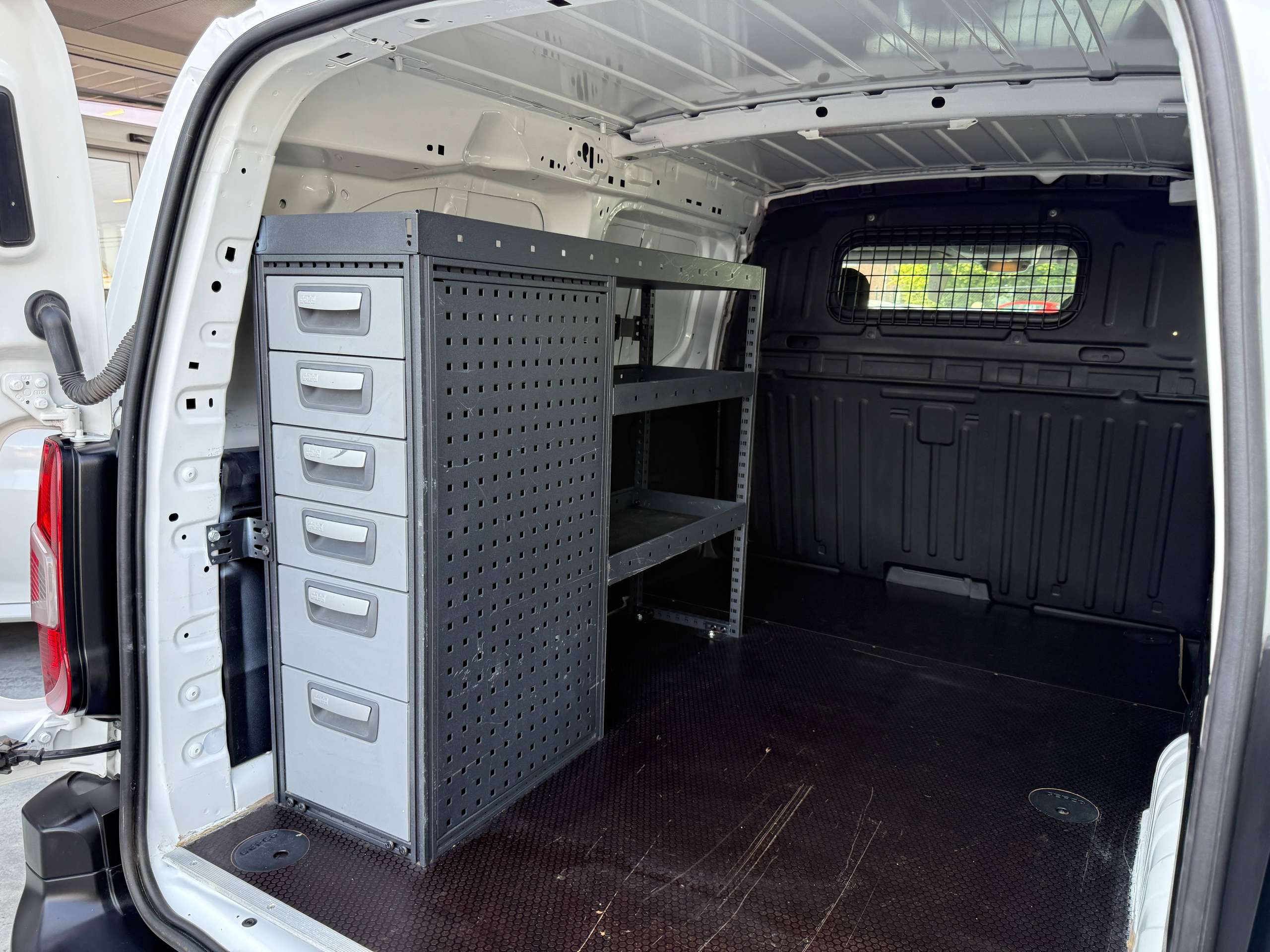 337b34ff-bf21-4f71-8938-f47ec0ca1fa414-peugeot-partner-1-5-bluehdi-102pk-l2-bluetooth-parkeersensoren-airco-carpass.jpg