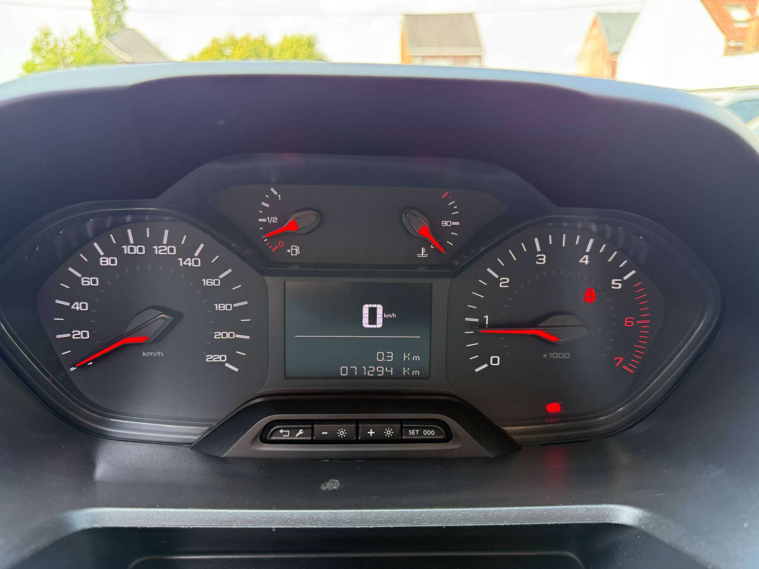 337b34ff-bf21-4f71-8938-f47ec0ca1fa416-peugeot-partner-1-5-bluehdi-102pk-l2-bluetooth-parkeersensoren-airco-carpass.jpg