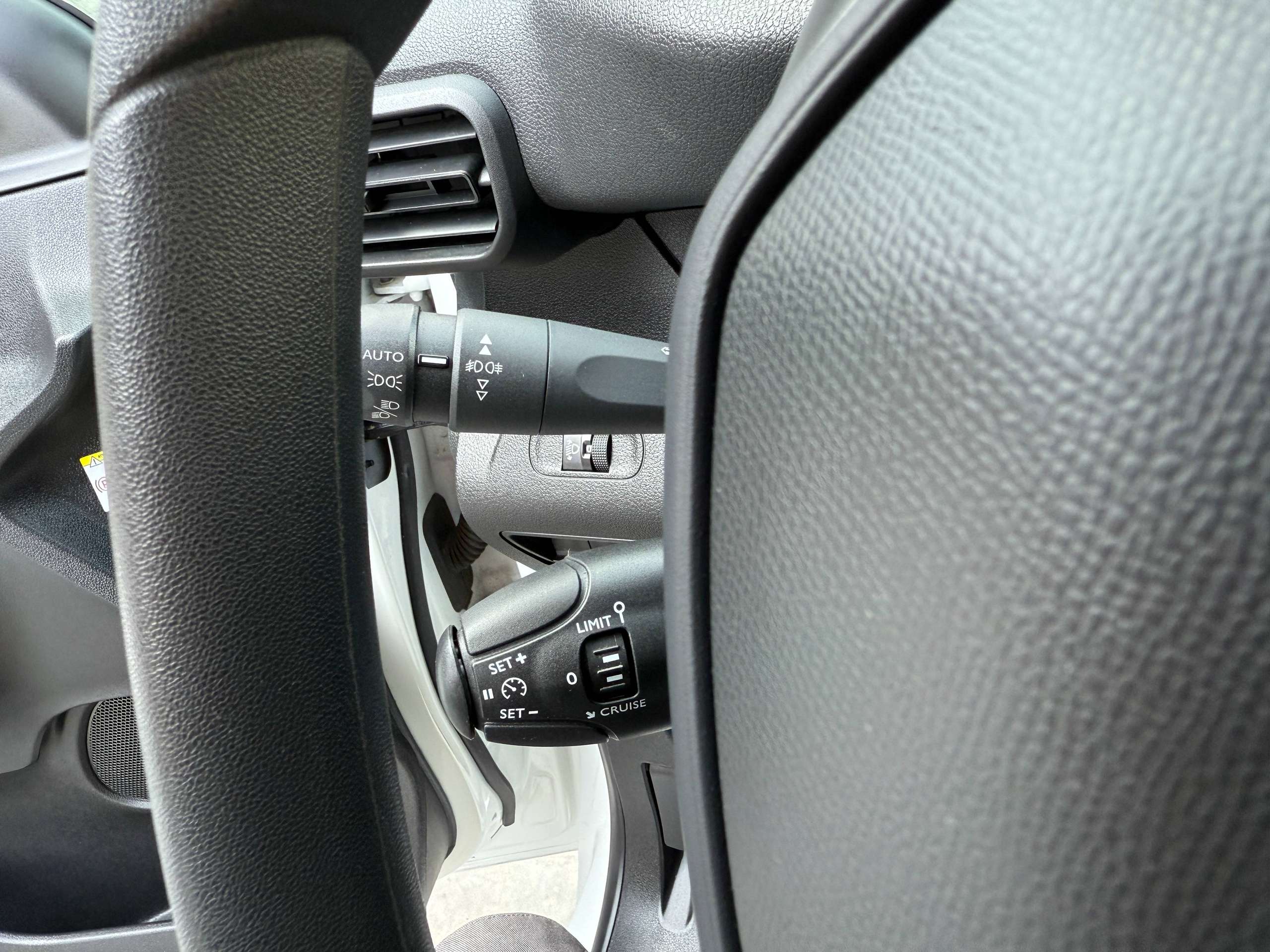 337b34ff-bf21-4f71-8938-f47ec0ca1fa417-peugeot-partner-1-5-bluehdi-102pk-l2-bluetooth-parkeersensoren-airco-carpass.jpg