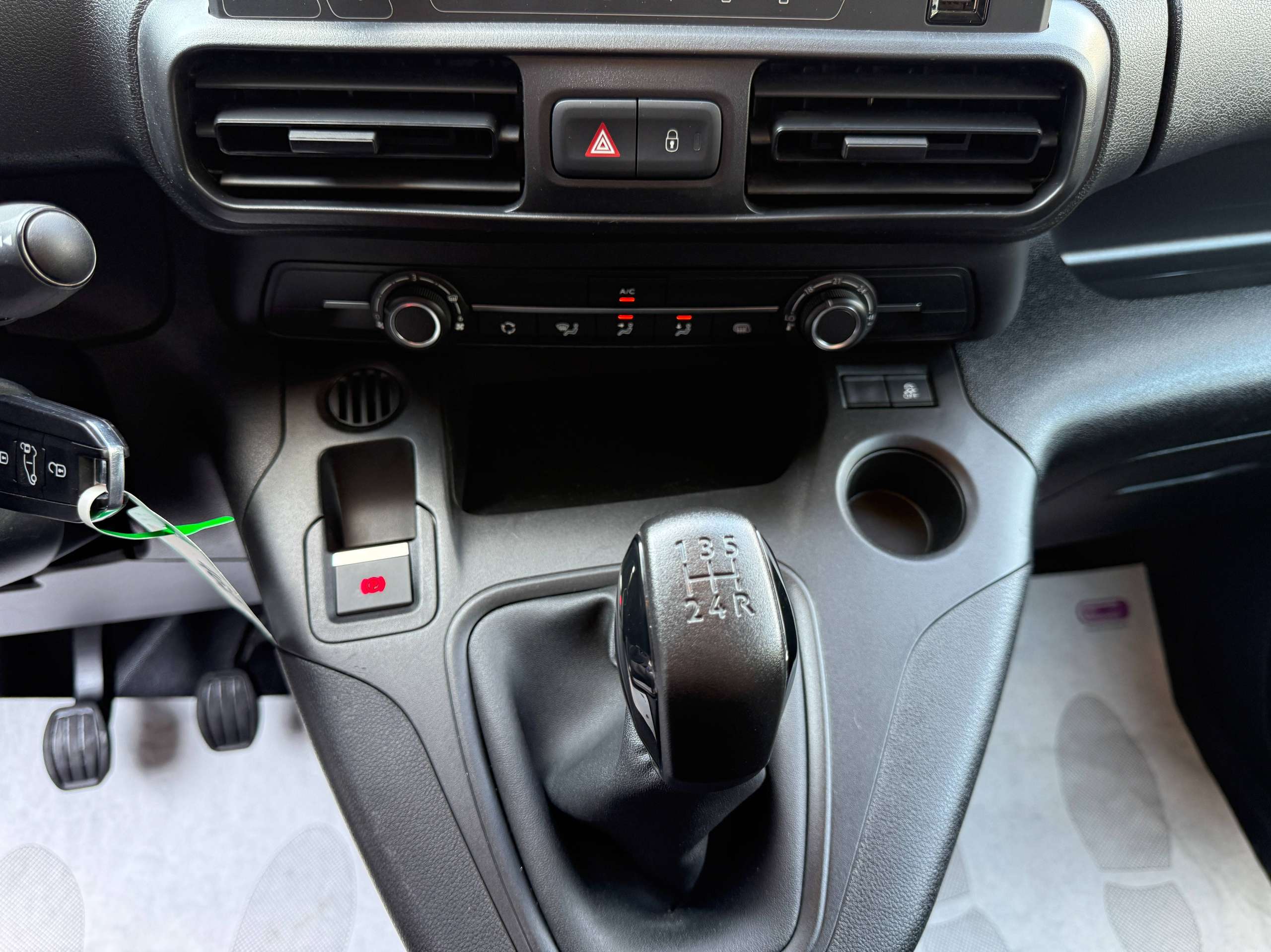 337b34ff-bf21-4f71-8938-f47ec0ca1fa418-peugeot-partner-1-5-bluehdi-102pk-l2-bluetooth-parkeersensoren-airco-carpass.jpg