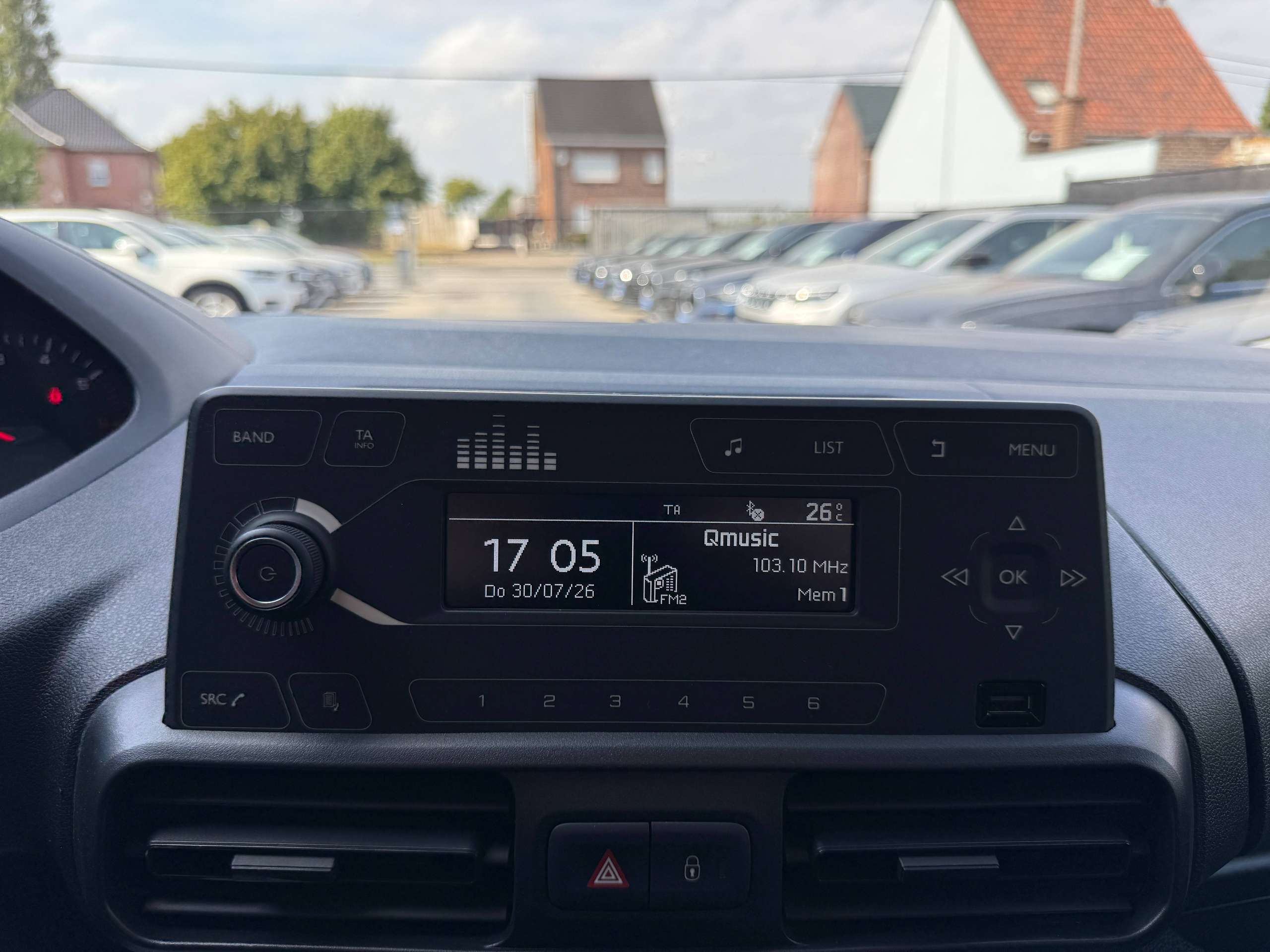 337b34ff-bf21-4f71-8938-f47ec0ca1fa419-peugeot-partner-1-5-bluehdi-102pk-l2-bluetooth-parkeersensoren-airco-carpass.jpg