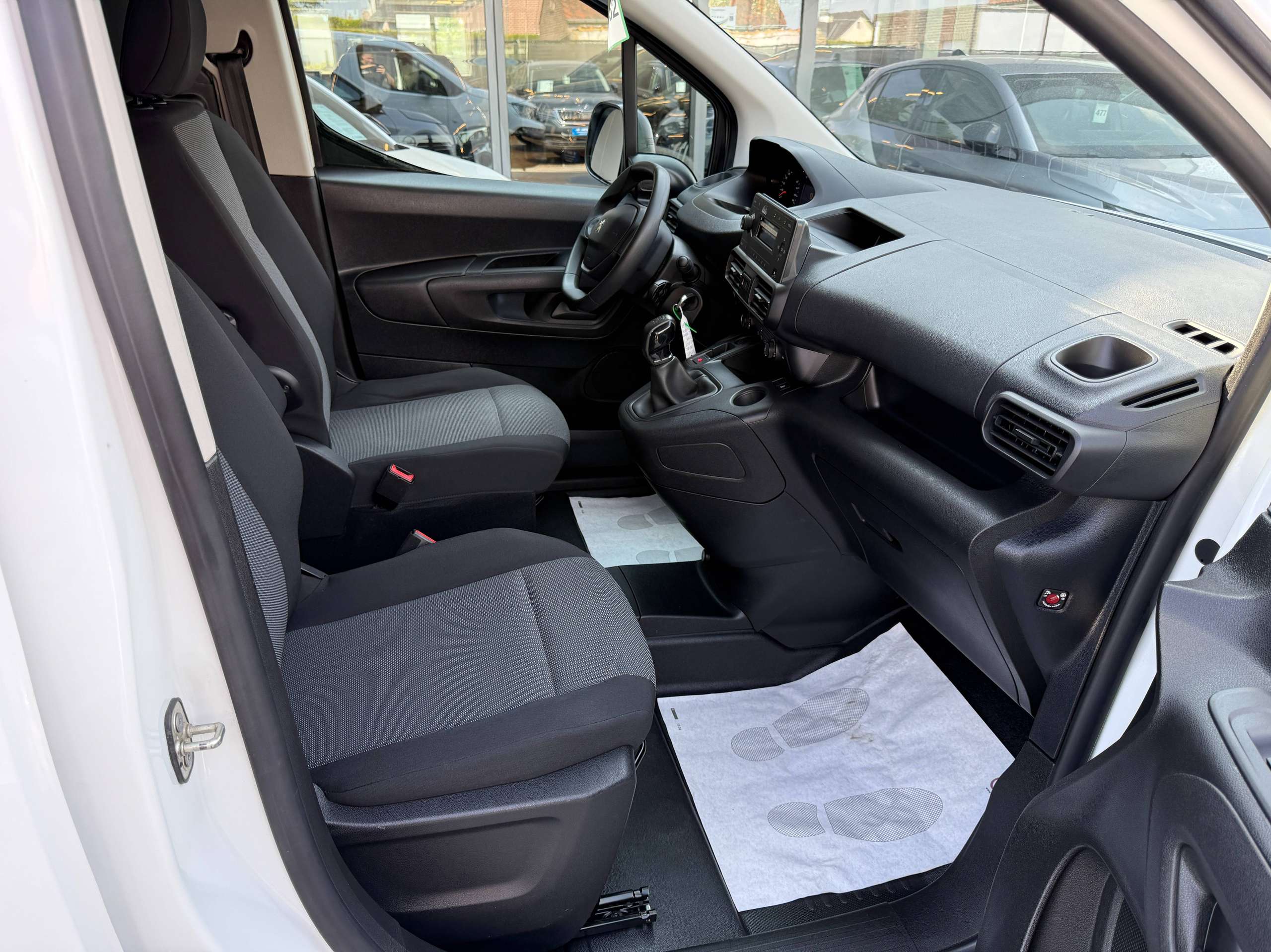 337b34ff-bf21-4f71-8938-f47ec0ca1fa421-peugeot-partner-1-5-bluehdi-102pk-l2-bluetooth-parkeersensoren-airco-carpass.jpg