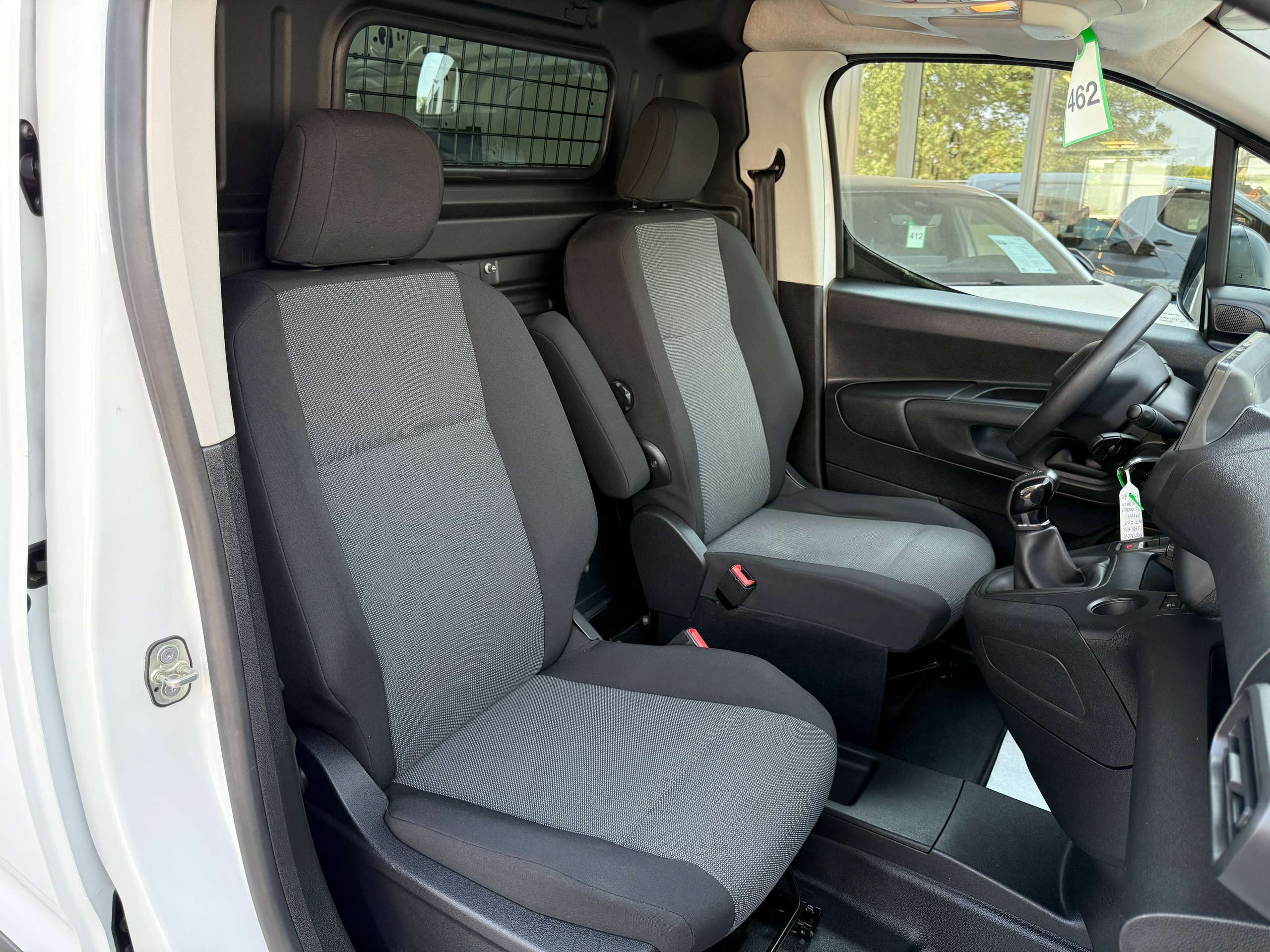 337b34ff-bf21-4f71-8938-f47ec0ca1fa423-peugeot-partner-1-5-bluehdi-102pk-l2-bluetooth-parkeersensoren-airco-carpass.jpg