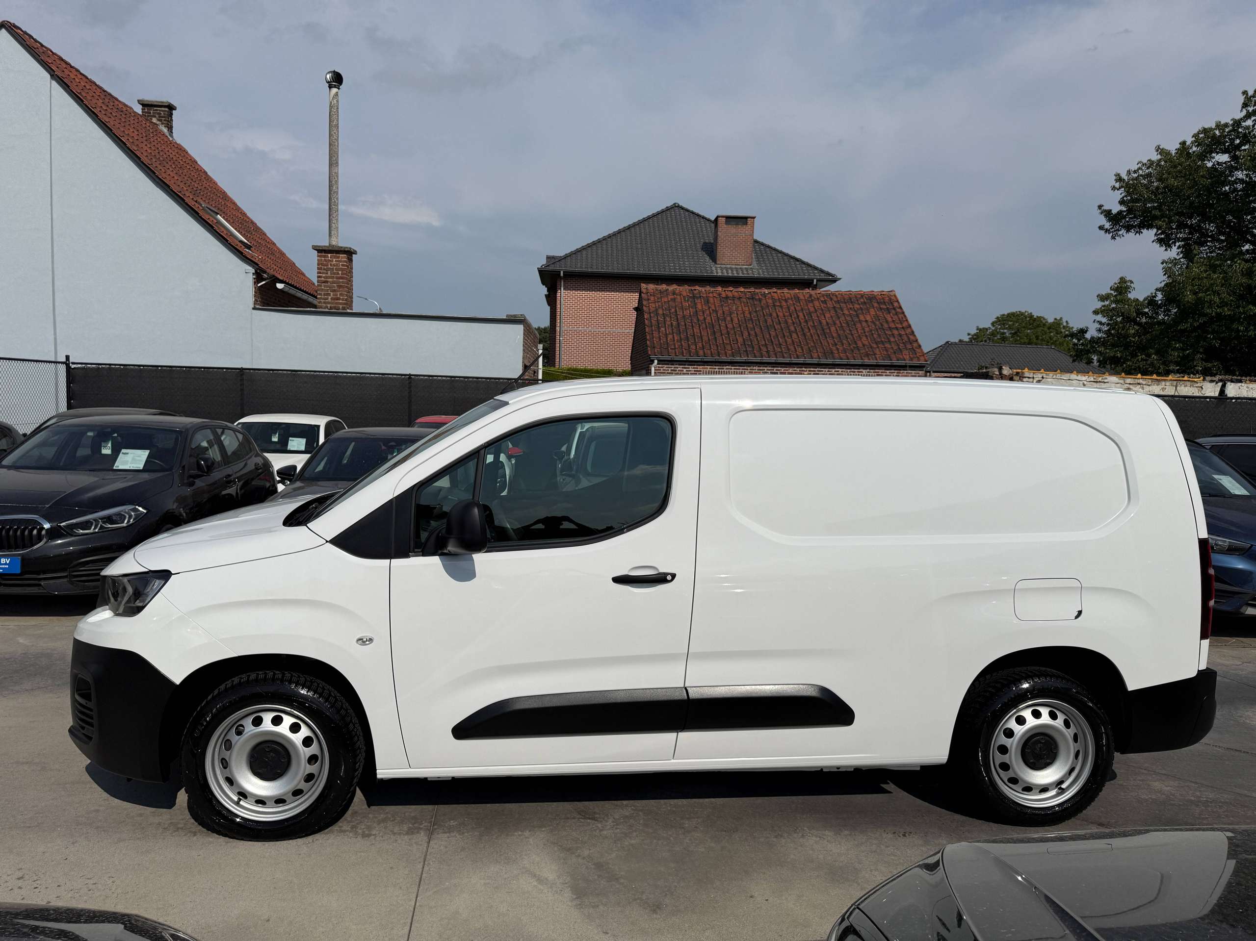337b34ff-bf21-4f71-8938-f47ec0ca1fa48-peugeot-partner-1-5-bluehdi-102pk-l2-bluetooth-parkeersensoren-airco-carpass.jpg
