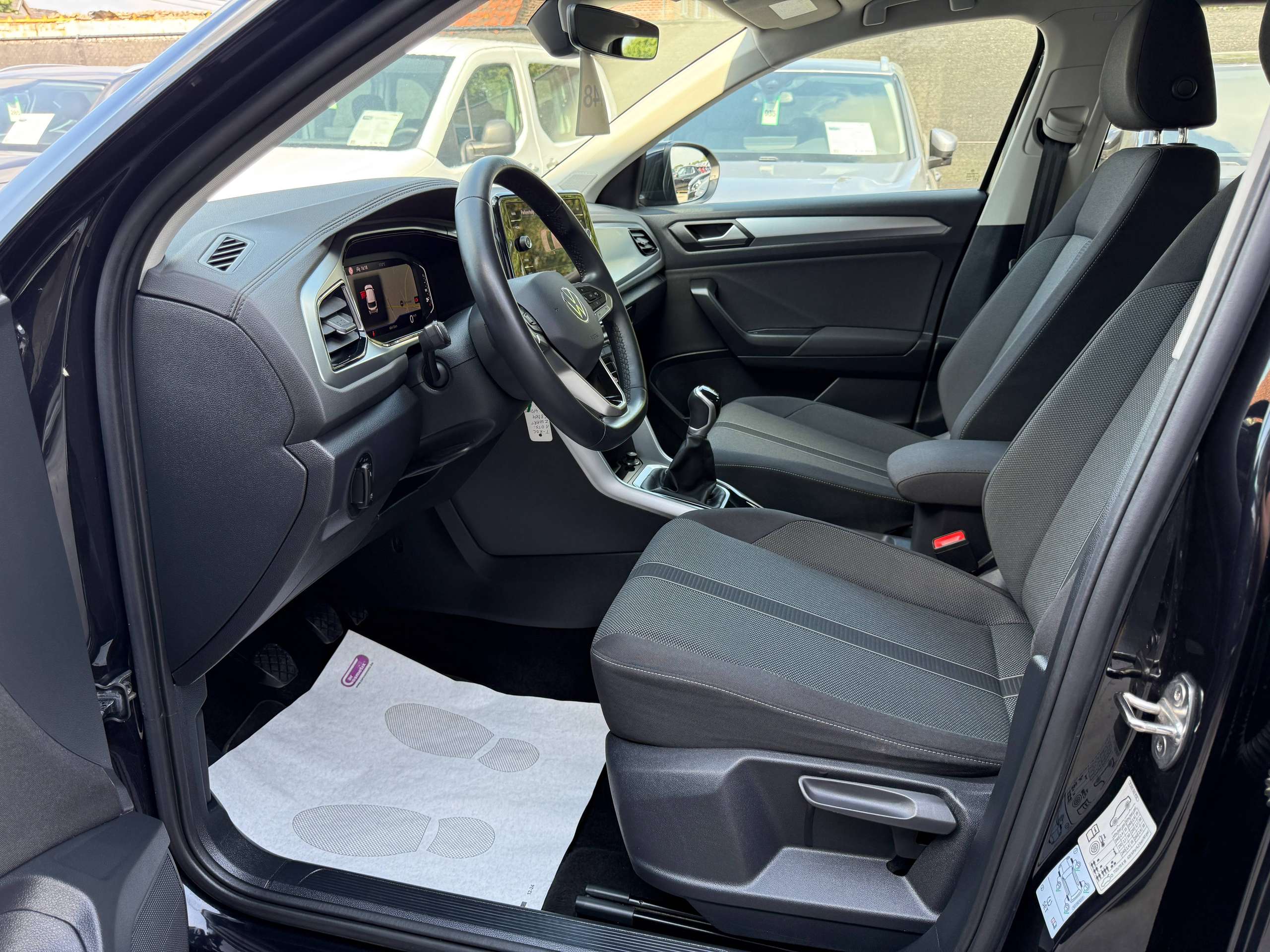 3e29aefb-31e6-4448-814b-1287b50f82db12-volkswagen-t-roc-1-0-tsi-virtual-camera-navigatie-full-led-carplay-dab-bluetooth-pdc.jpg