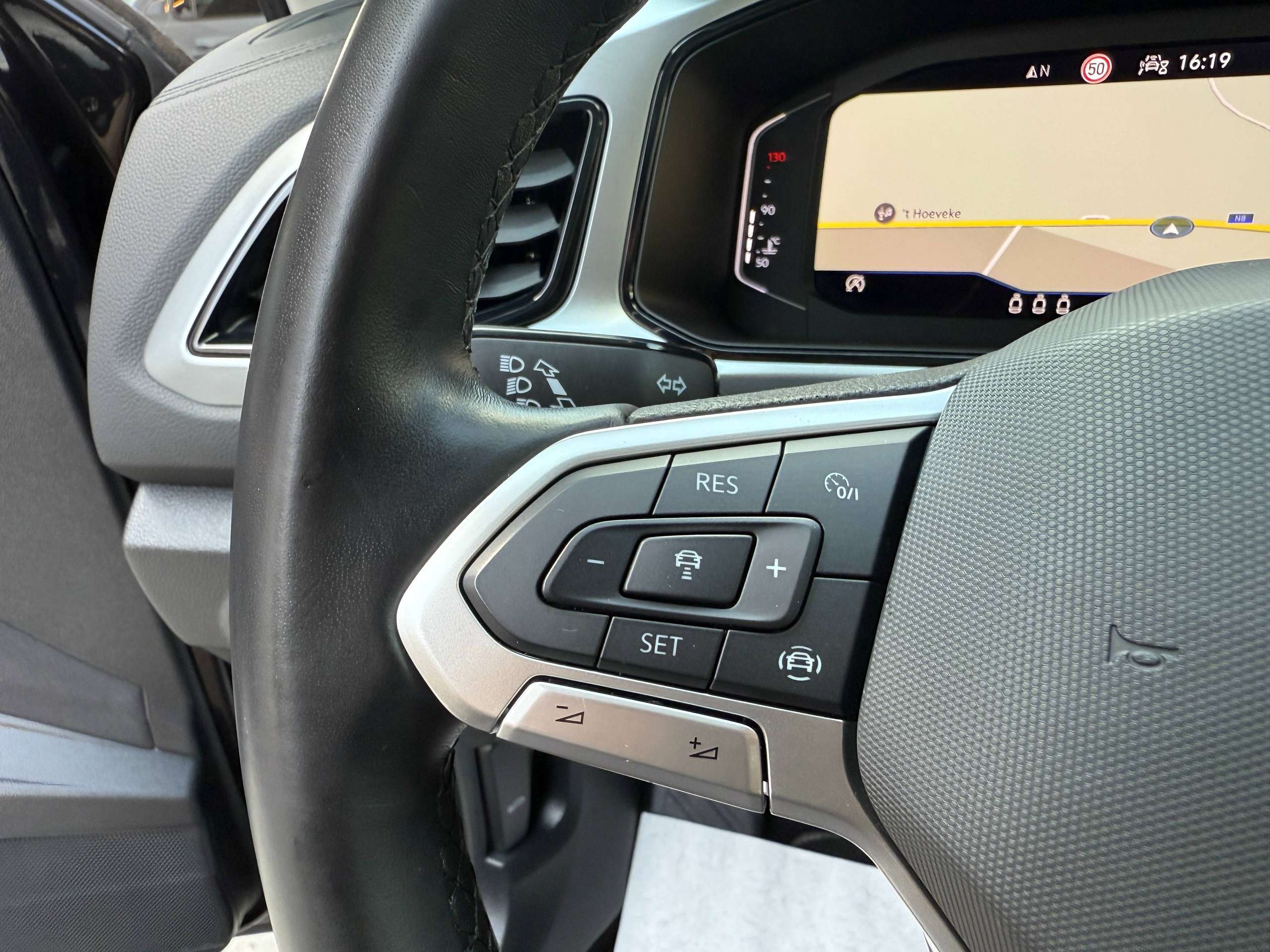 3e29aefb-31e6-4448-814b-1287b50f82db16-volkswagen-t-roc-1-0-tsi-virtual-camera-navigatie-full-led-carplay-dab-bluetooth-pdc.jpg