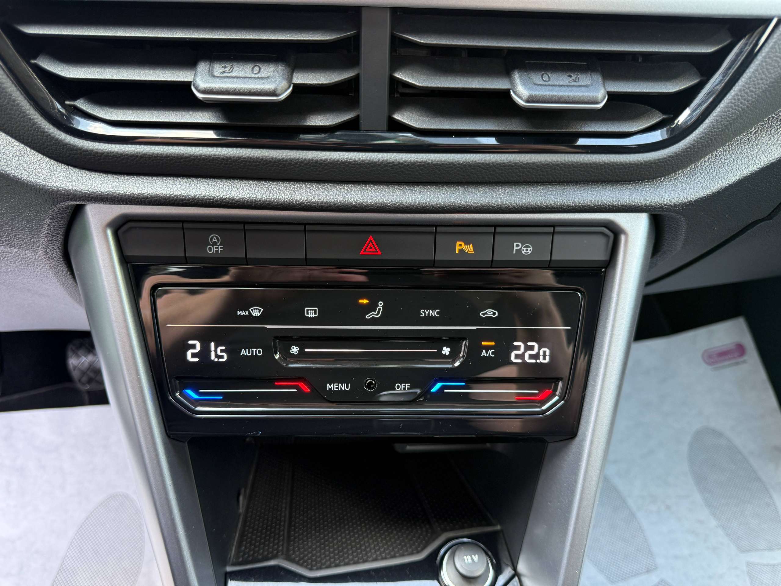 3e29aefb-31e6-4448-814b-1287b50f82db21-volkswagen-t-roc-1-0-tsi-virtual-camera-navigatie-full-led-carplay-dab-bluetooth-pdc.jpg