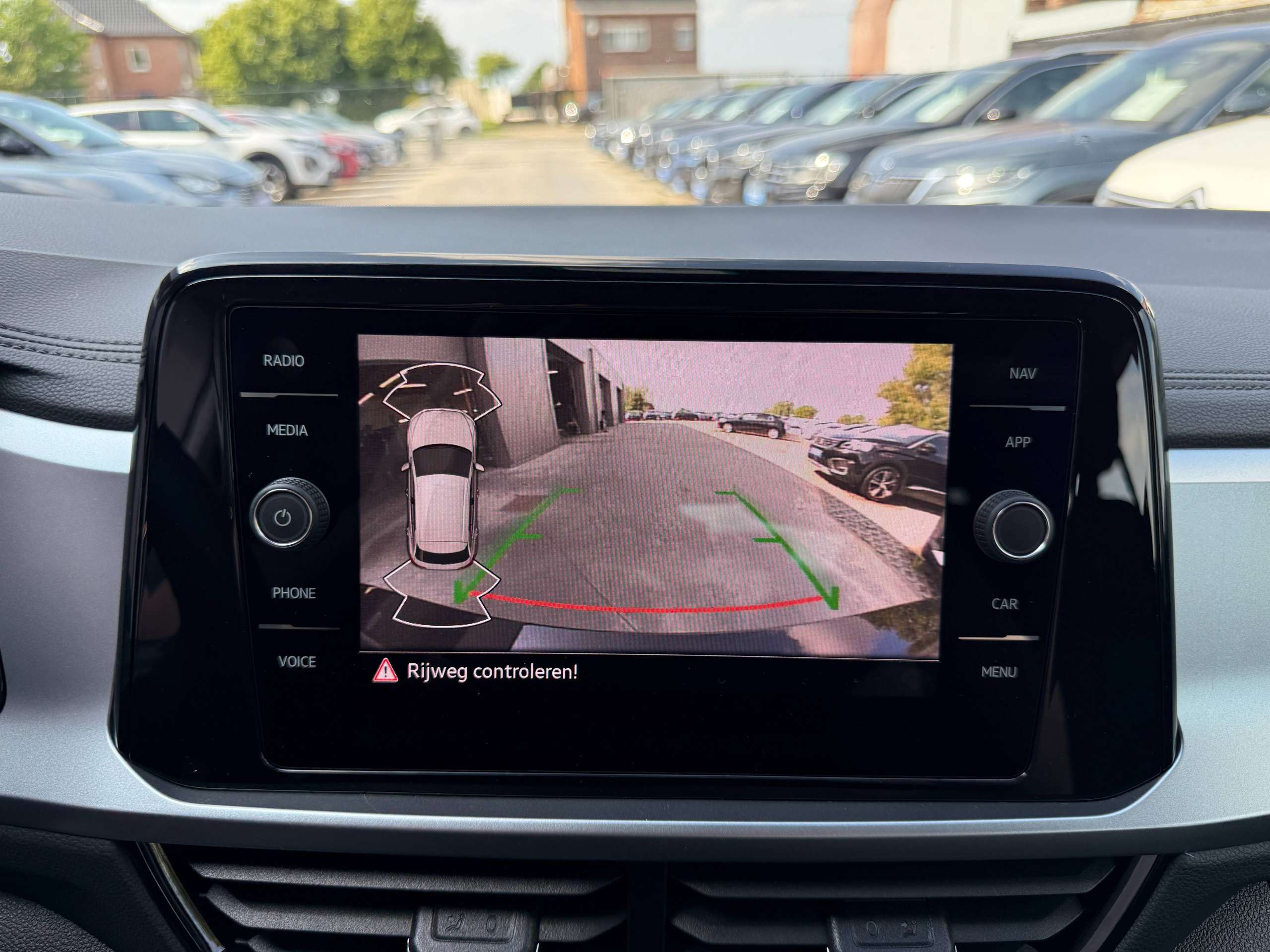 3e29aefb-31e6-4448-814b-1287b50f82db22-volkswagen-t-roc-1-0-tsi-virtual-camera-navigatie-full-led-carplay-dab-bluetooth-pdc.jpg