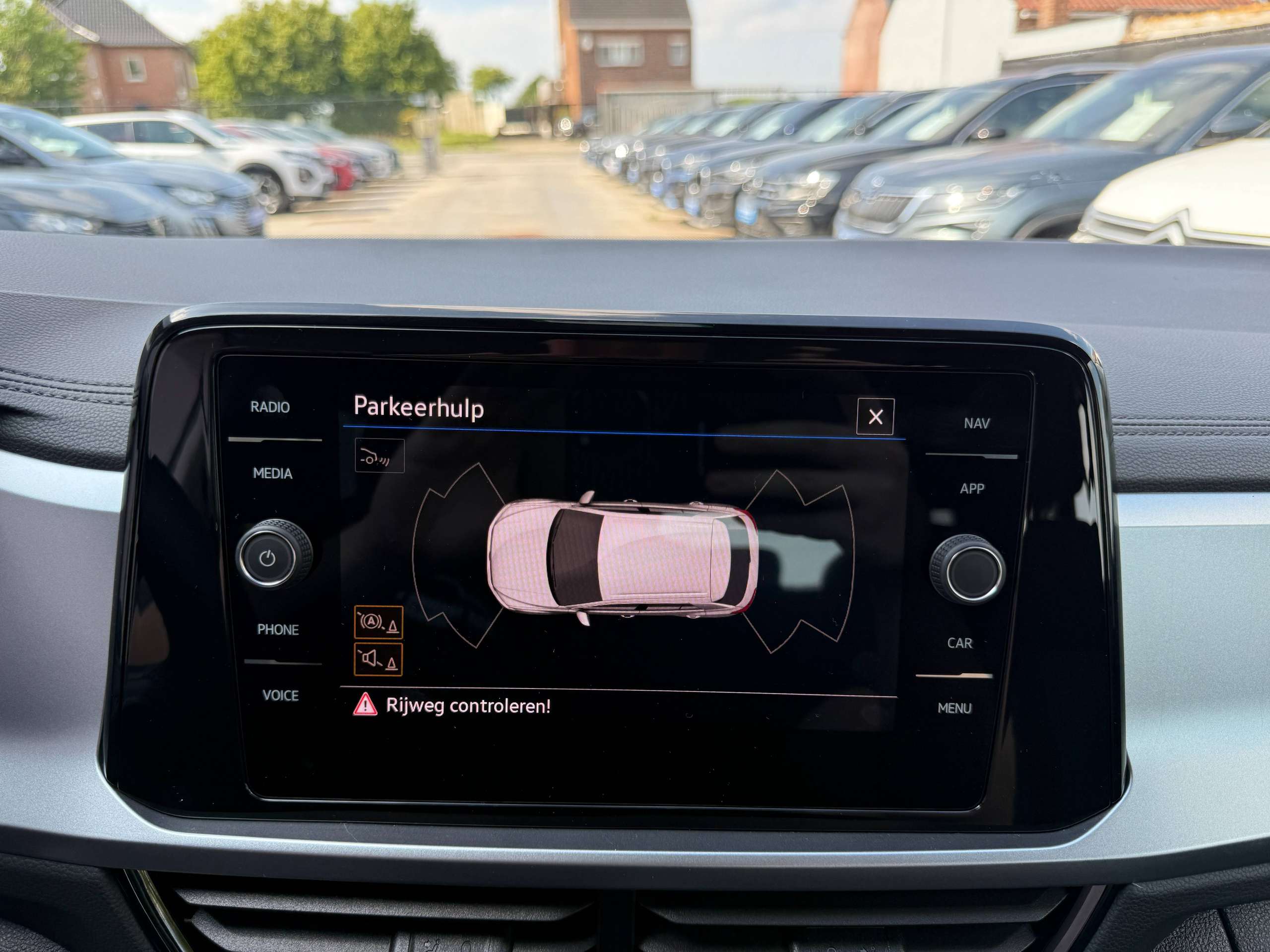 3e29aefb-31e6-4448-814b-1287b50f82db23-volkswagen-t-roc-1-0-tsi-virtual-camera-navigatie-full-led-carplay-dab-bluetooth-pdc.jpg