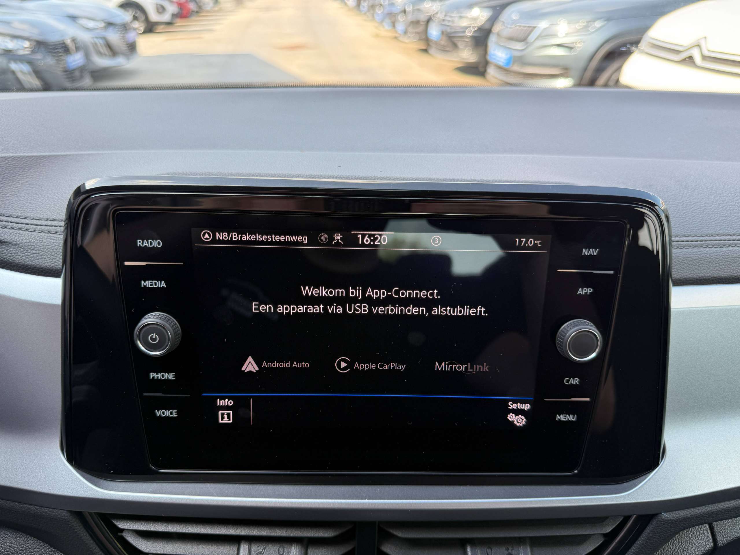 3e29aefb-31e6-4448-814b-1287b50f82db25-volkswagen-t-roc-1-0-tsi-virtual-camera-navigatie-full-led-carplay-dab-bluetooth-pdc.jpg