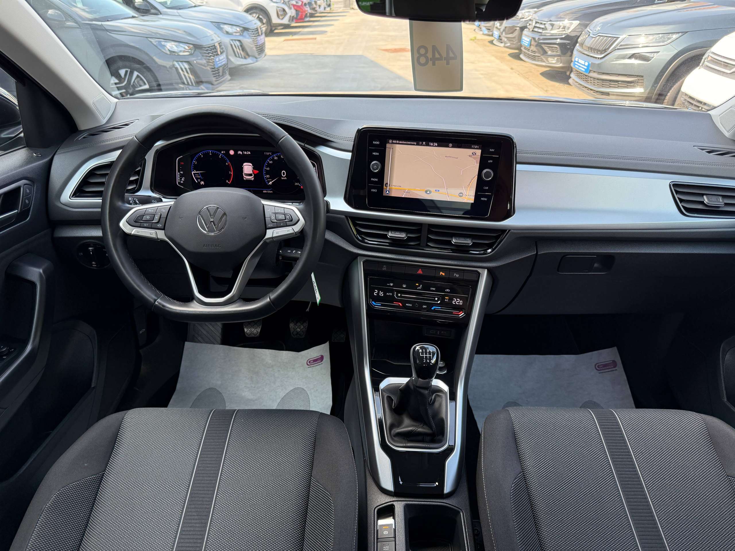 3e29aefb-31e6-4448-814b-1287b50f82db33-volkswagen-t-roc-1-0-tsi-virtual-camera-navigatie-full-led-carplay-dab-bluetooth-pdc.jpg