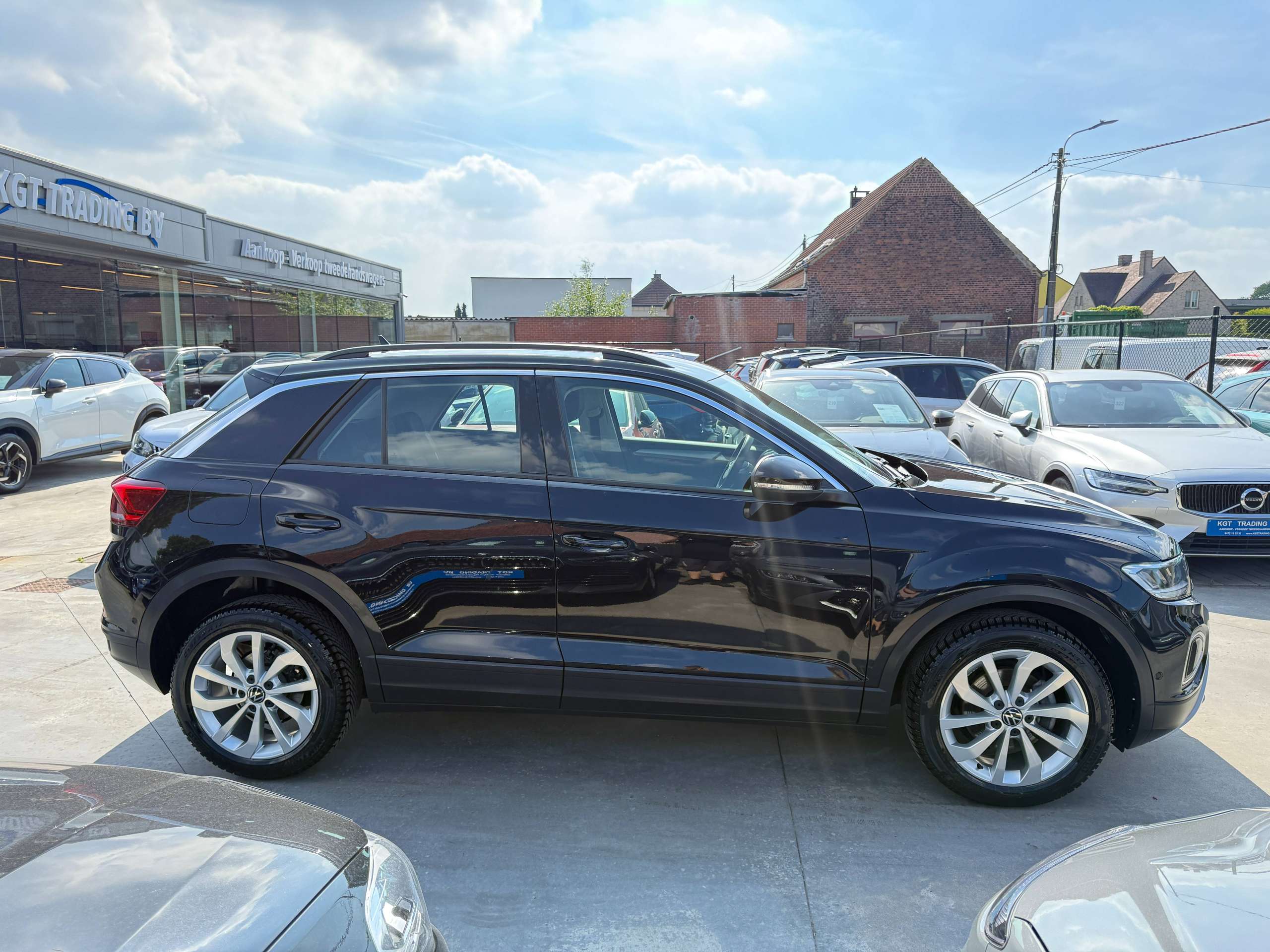 3e29aefb-31e6-4448-814b-1287b50f82db4-volkswagen-t-roc-1-0-tsi-virtual-camera-navigatie-full-led-carplay-dab-bluetooth-pdc.jpg
