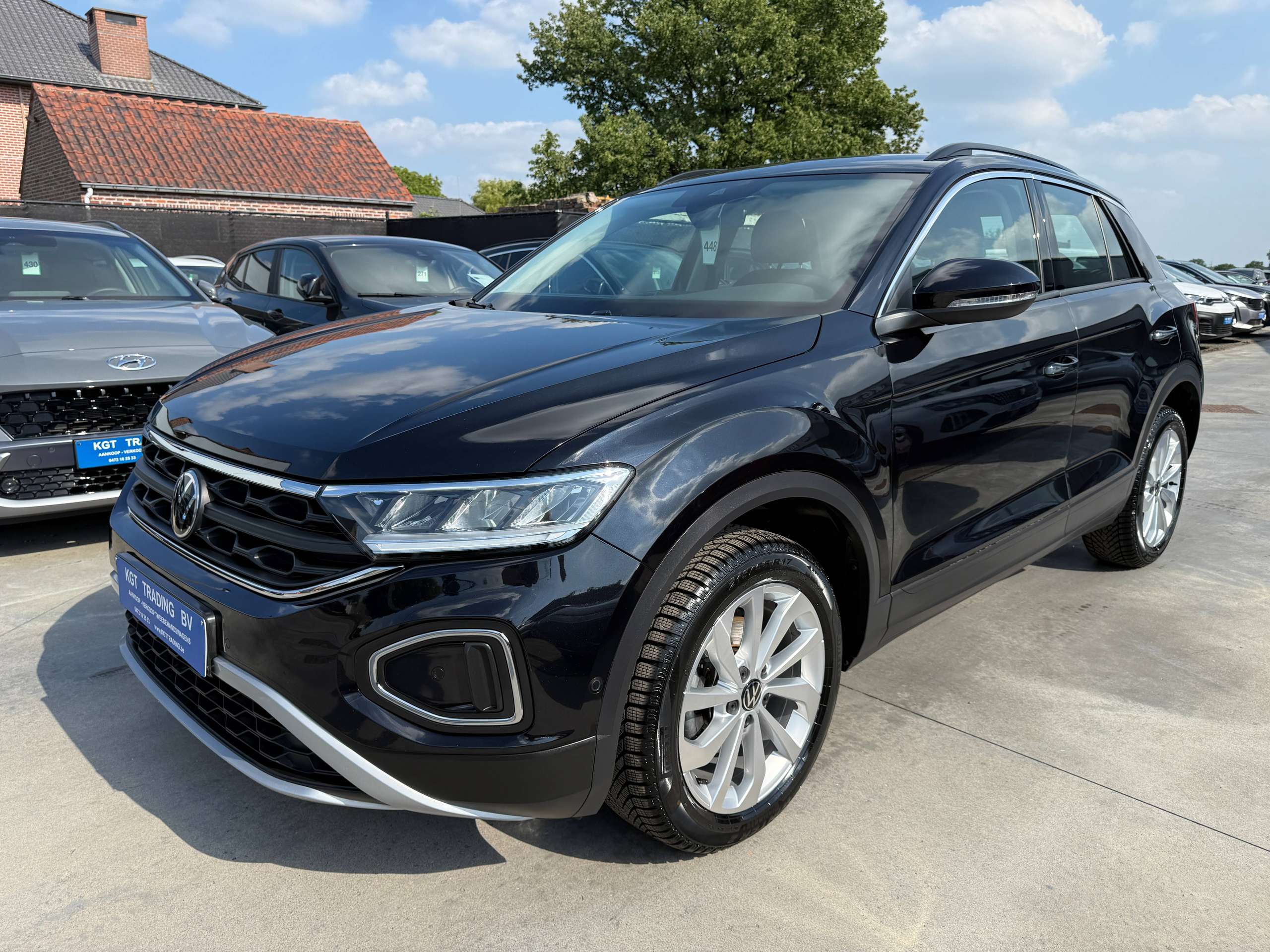 3e29aefb-31e6-4448-814b-1287b50f82db9-volkswagen-t-roc-1-0-tsi-virtual-camera-navigatie-full-led-carplay-dab-bluetooth-pdc.jpg