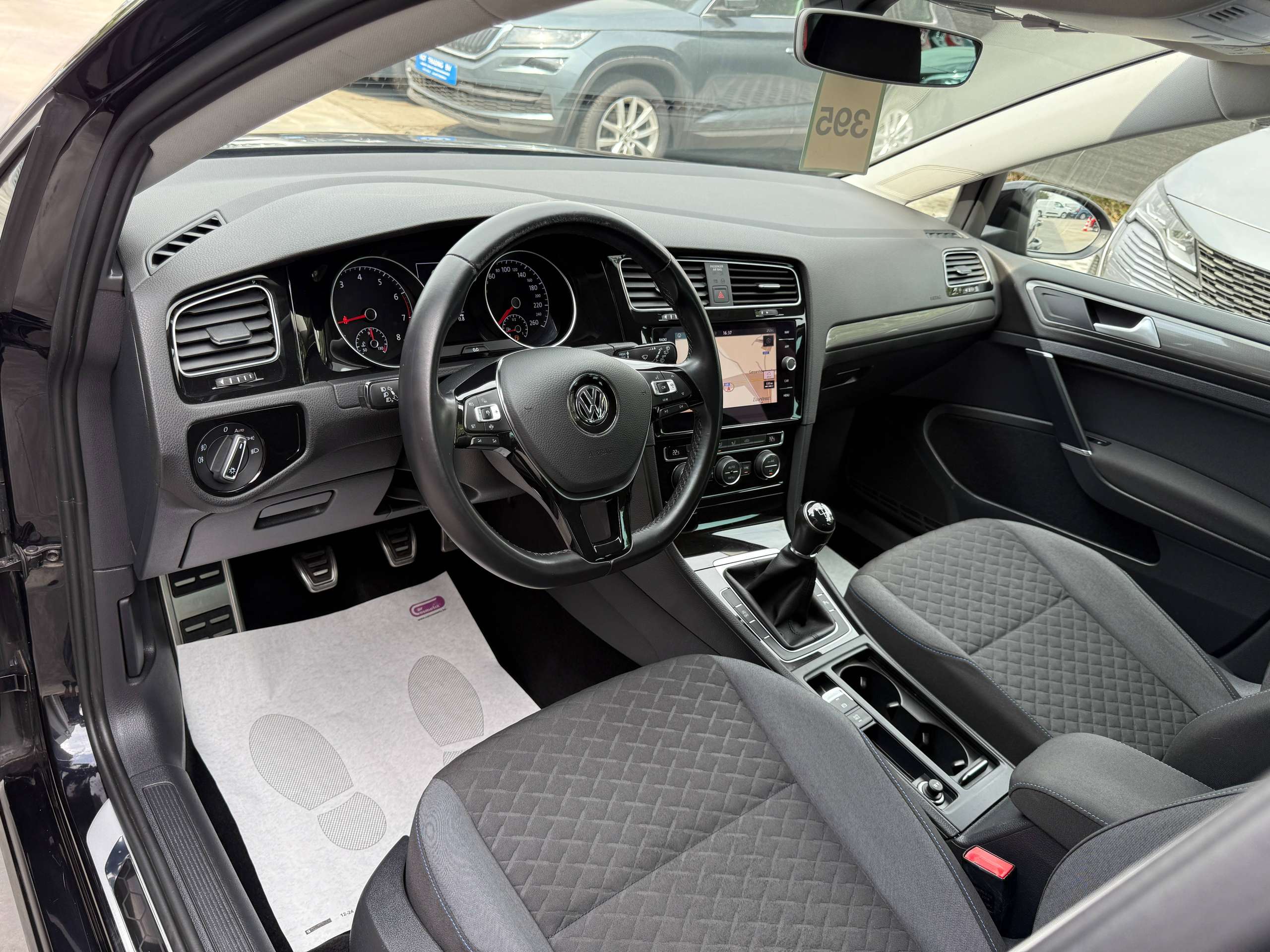 698f6206-373a-4721-9e1a-df356c4e428f13-volkswagen-golf-variant-1-0-tsi-115pk-navigatie-carplay-camera-bluetooth-pdc-led-alu.jpg