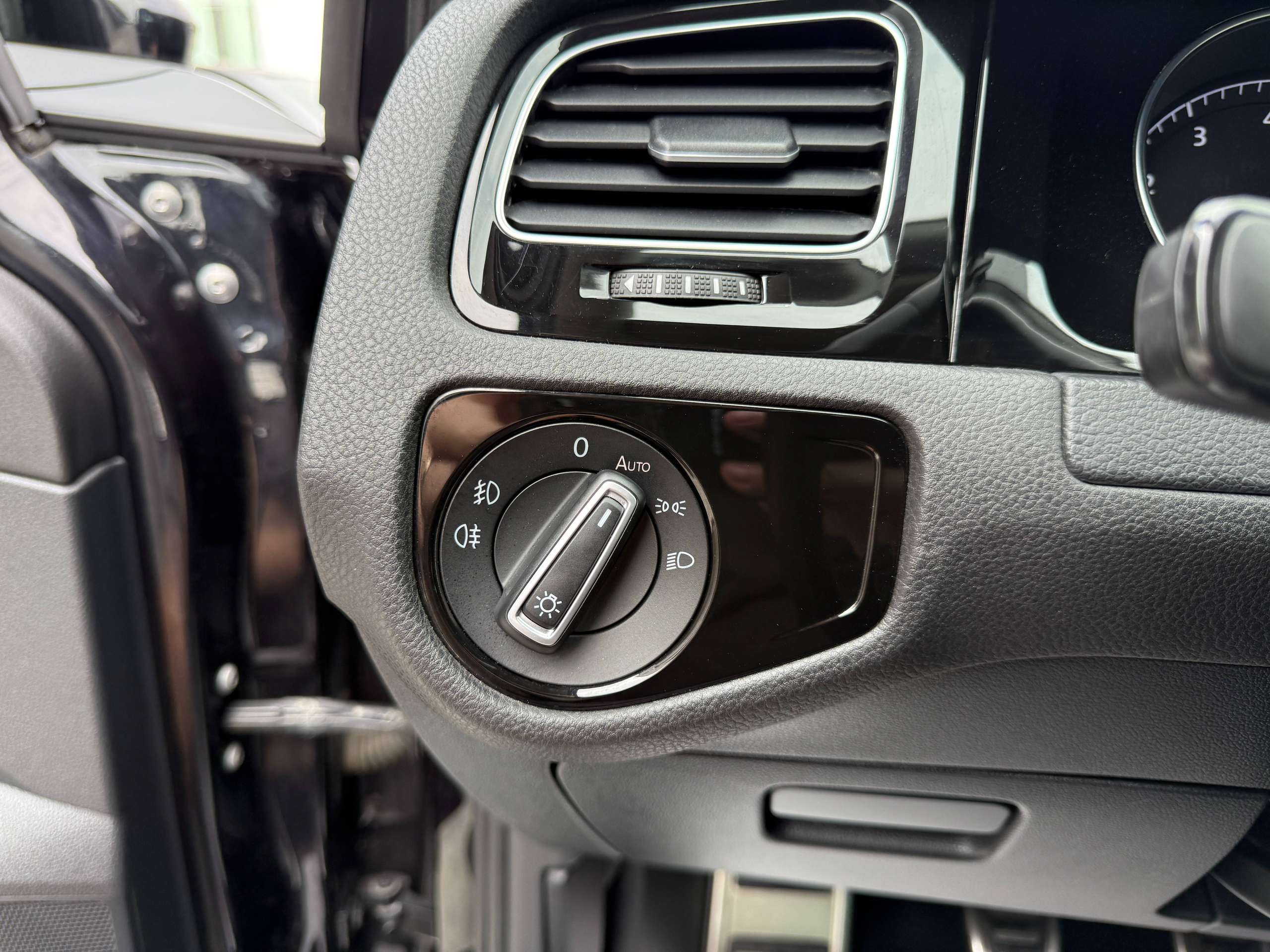 698f6206-373a-4721-9e1a-df356c4e428f16-volkswagen-golf-variant-1-0-tsi-115pk-navigatie-carplay-camera-bluetooth-pdc-led-alu.jpg