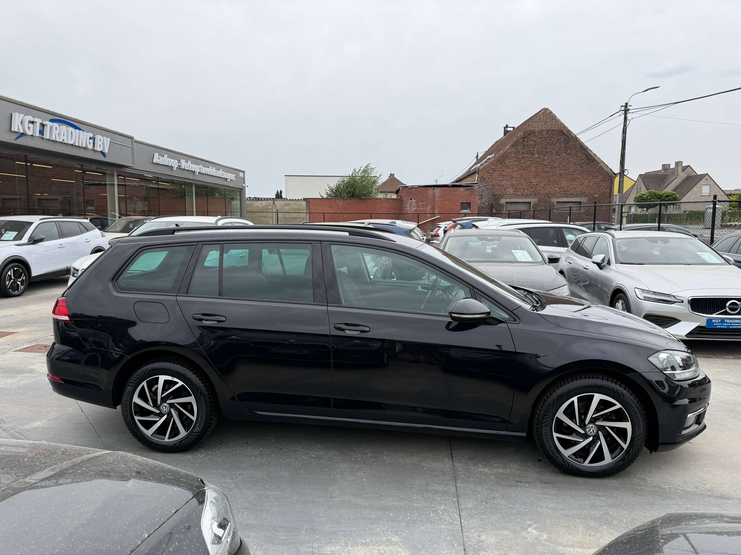 698f6206-373a-4721-9e1a-df356c4e428f4-volkswagen-golf-variant-1-0-tsi-115pk-navigatie-carplay-camera-bluetooth-pdc-led-alu.jpg