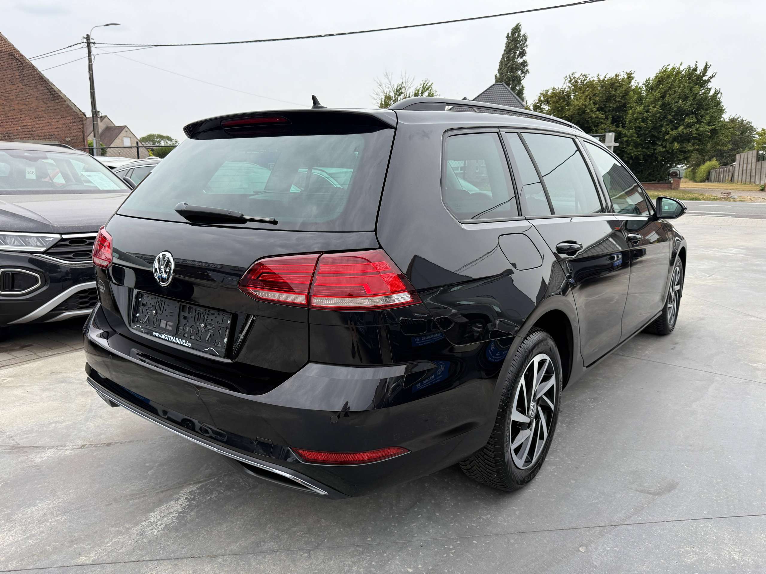 698f6206-373a-4721-9e1a-df356c4e428f5-volkswagen-golf-variant-1-0-tsi-115pk-navigatie-carplay-camera-bluetooth-pdc-led-alu.jpg