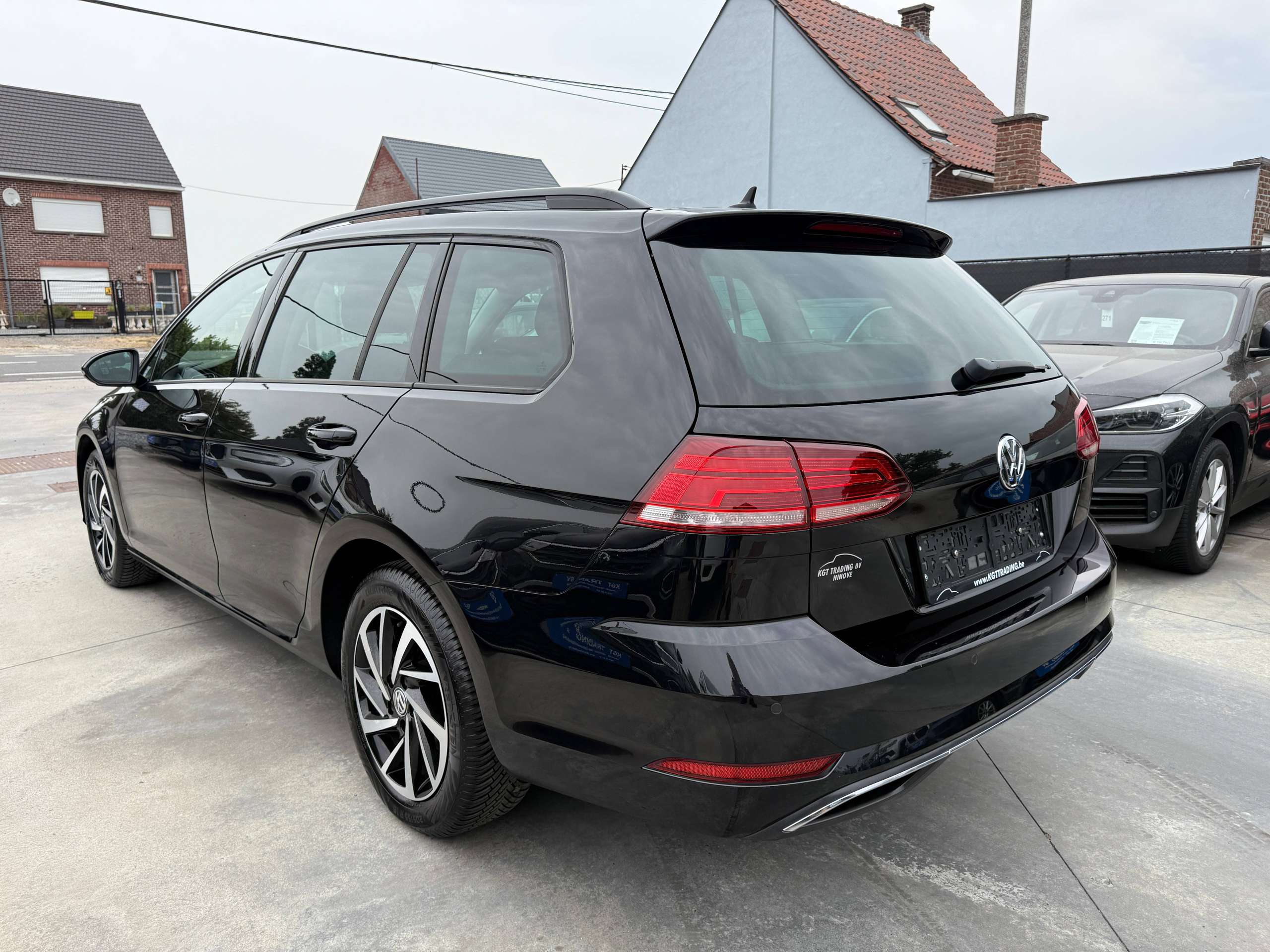 698f6206-373a-4721-9e1a-df356c4e428f7-volkswagen-golf-variant-1-0-tsi-115pk-navigatie-carplay-camera-bluetooth-pdc-led-alu.jpg