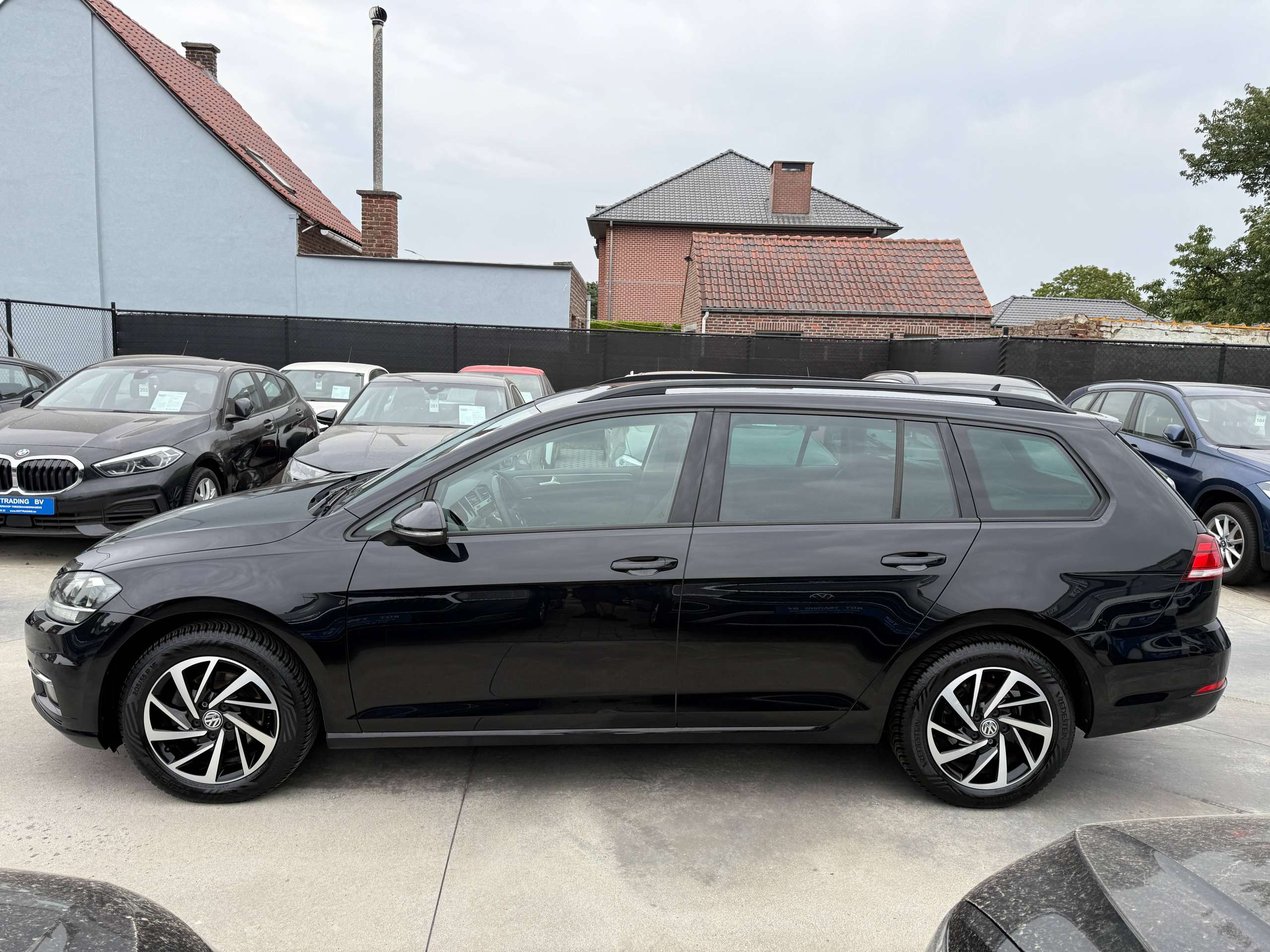 698f6206-373a-4721-9e1a-df356c4e428f8-volkswagen-golf-variant-1-0-tsi-115pk-navigatie-carplay-camera-bluetooth-pdc-led-alu.jpg