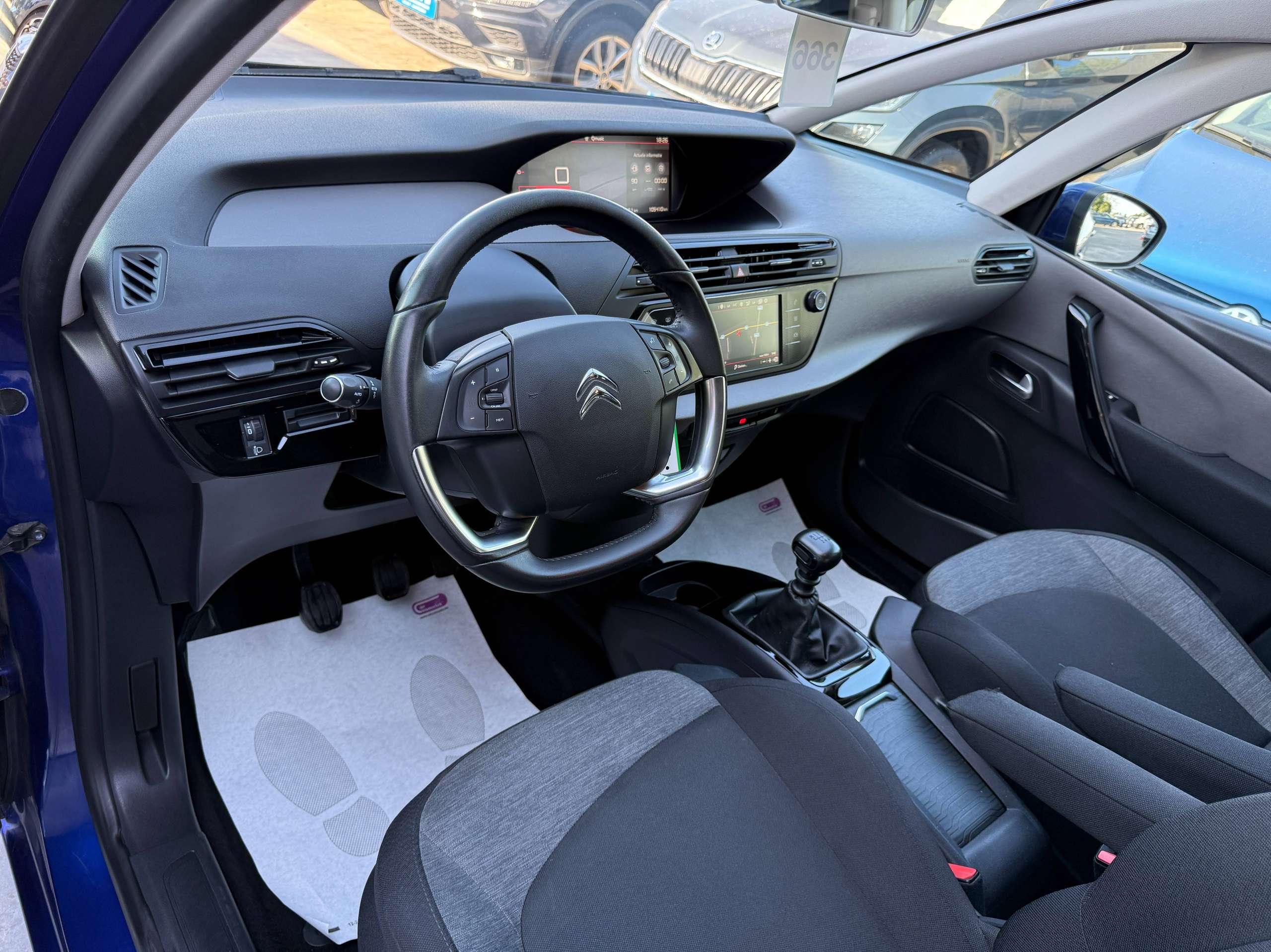 73fdca91-3b8d-44a5-9d03-fb83e75553dc13-citroen-c4-spacetourer-1-2i-130pk-navigatie-carplay-led-camera-dode-hoek-pdc-bluetooth.jpg