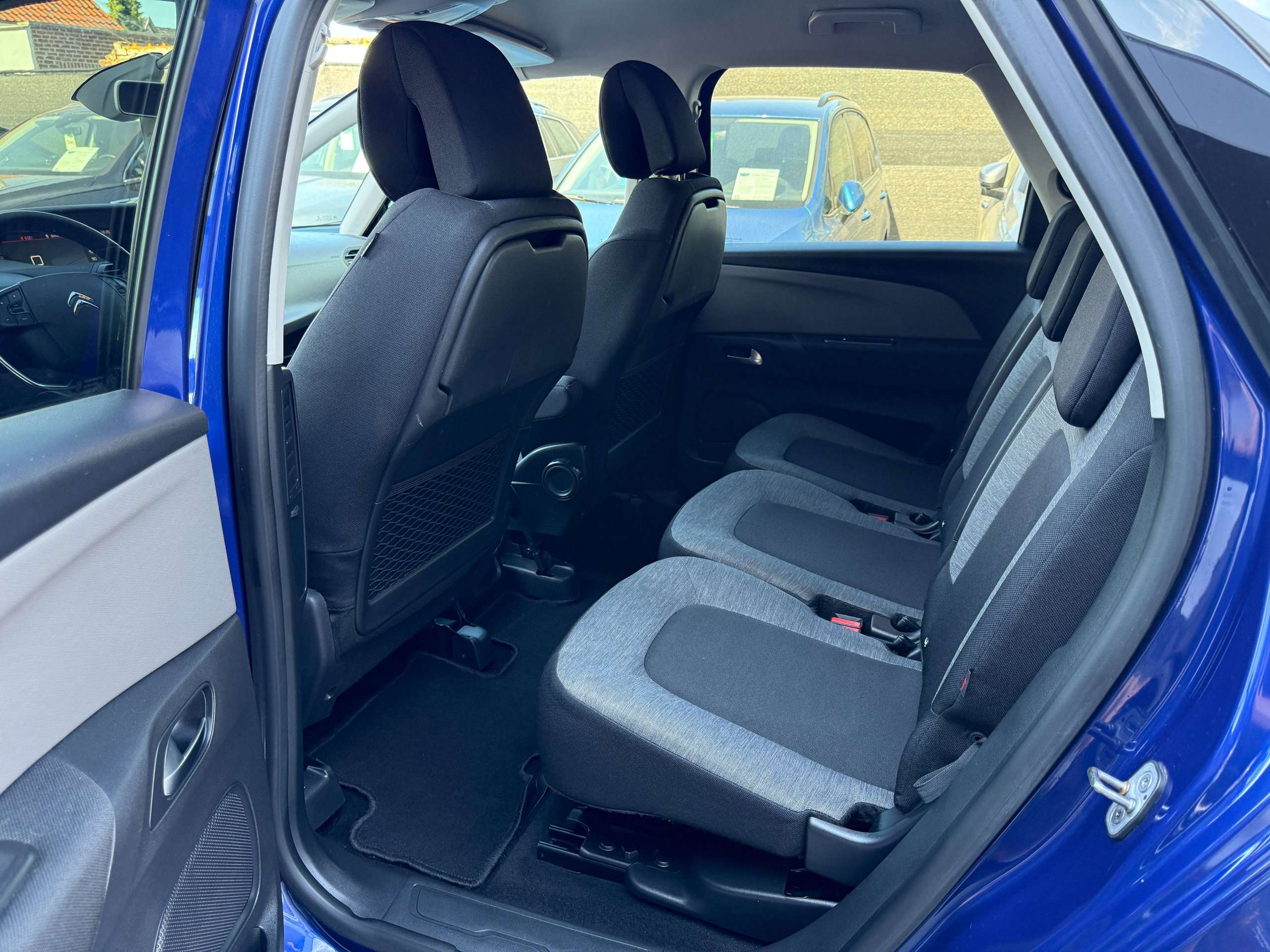 73fdca91-3b8d-44a5-9d03-fb83e75553dc14-citroen-c4-spacetourer-1-2i-130pk-navigatie-carplay-led-camera-dode-hoek-pdc-bluetooth.jpg