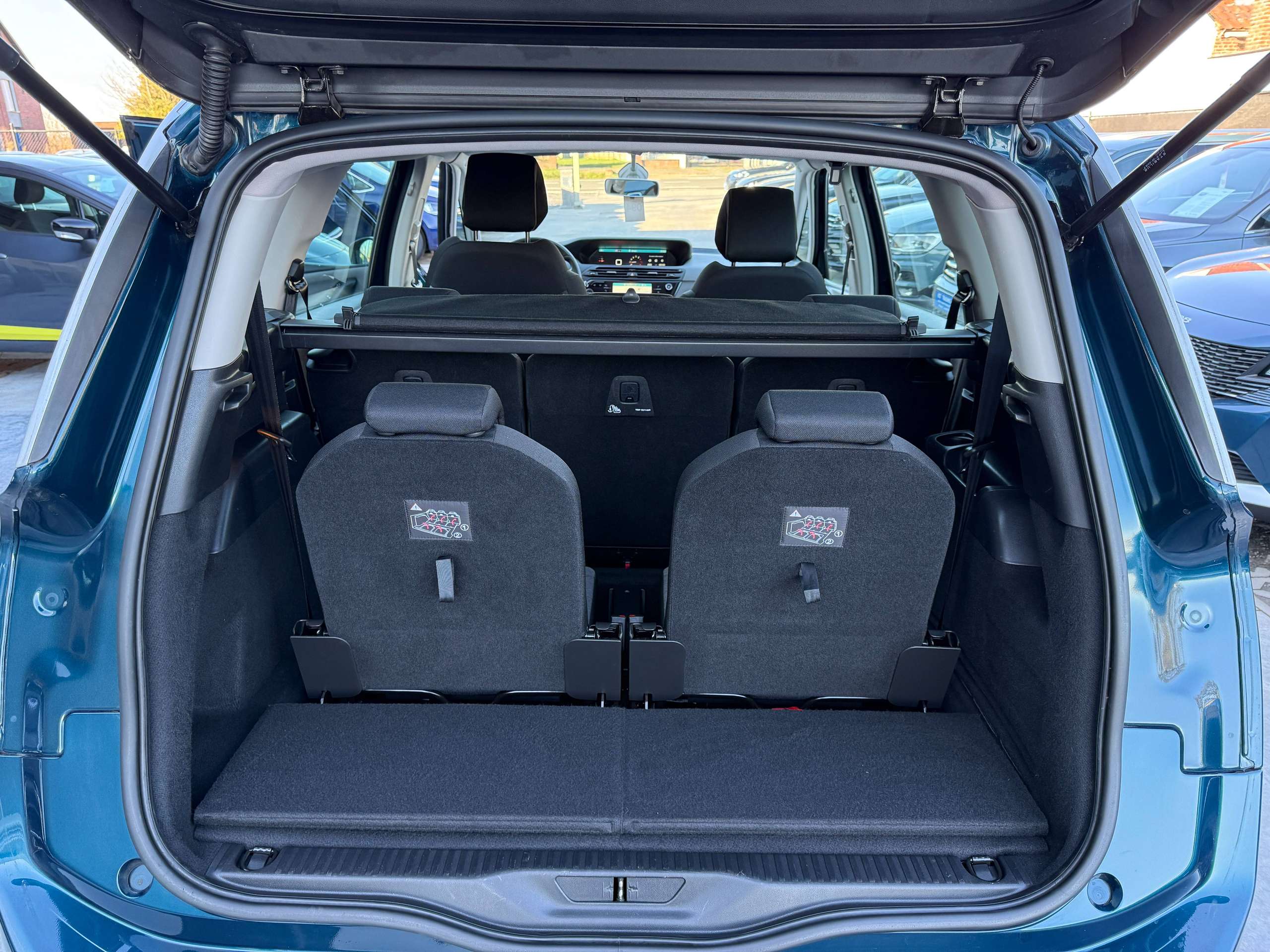 a426e9c7-849f-4bf8-a772-3ba7dc184afd15-citroen-grand-c4-spacetourer-1-2i-130pk-7-zetels-camera-navi-carplay-led-pdc.jpg