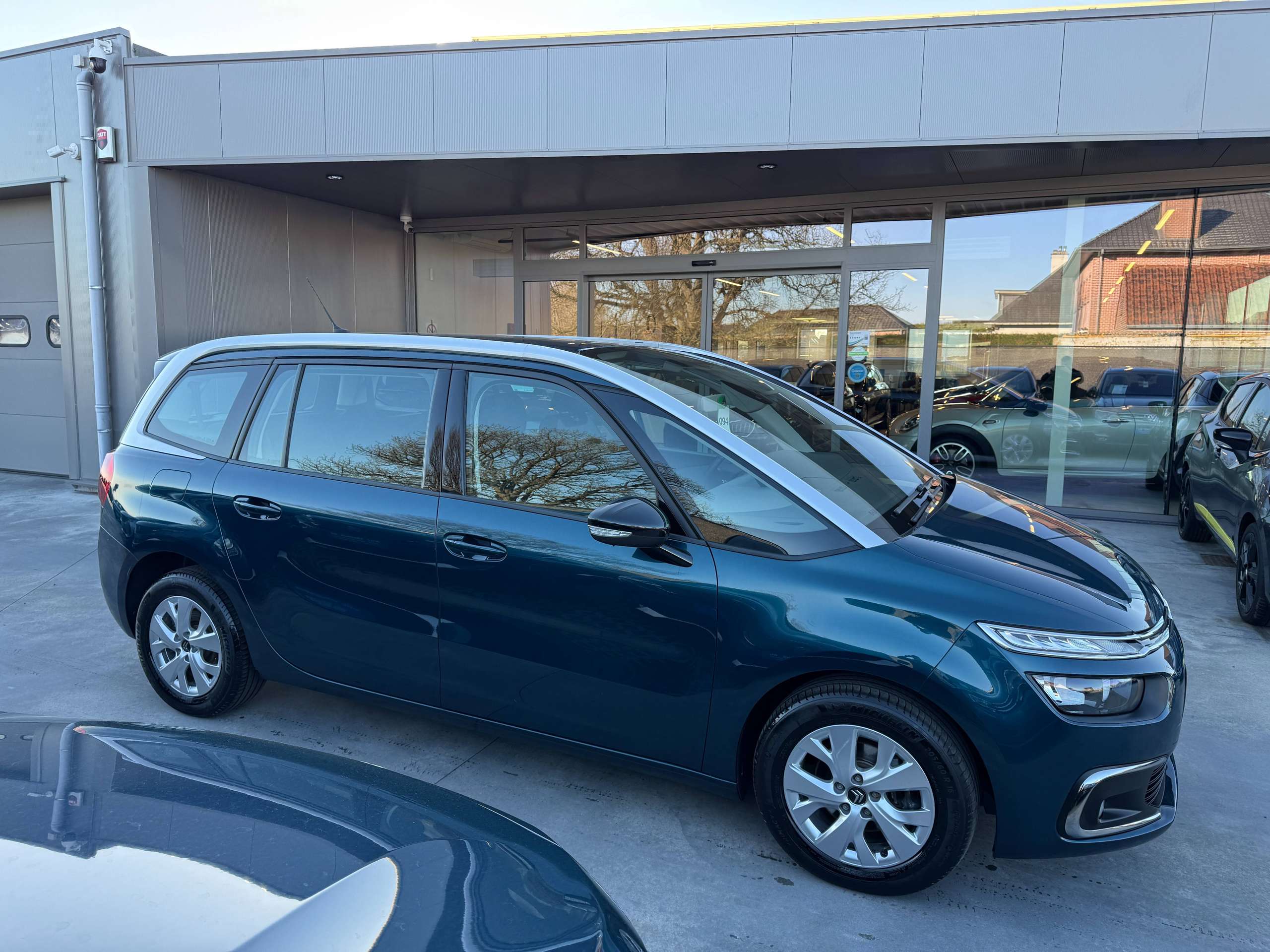a426e9c7-849f-4bf8-a772-3ba7dc184afd4-citroen-grand-c4-spacetourer-1-2i-130pk-7-zetels-camera-navi-carplay-led-pdc.jpg