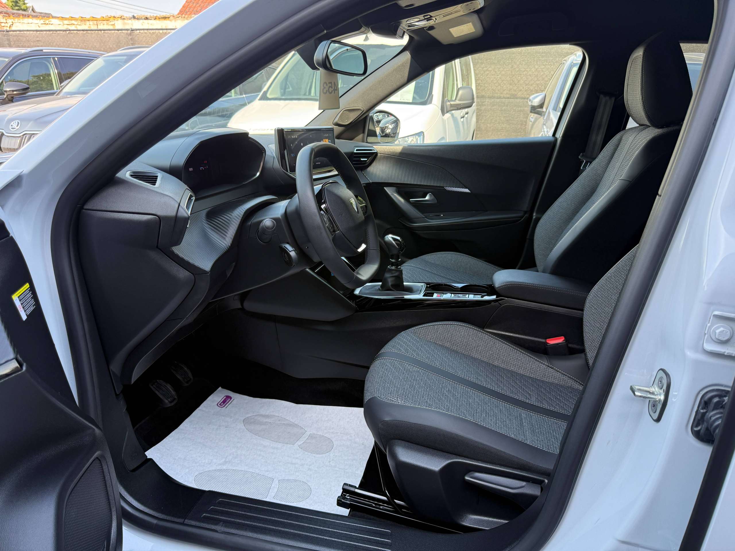 bff3b2e3-b1c0-49aa-a7f3-2e9e5d262d5712-peugeot-2008-1-2i-turbo-allure-full-led-carplay-leder-bluetooth-dab-alu.jpg