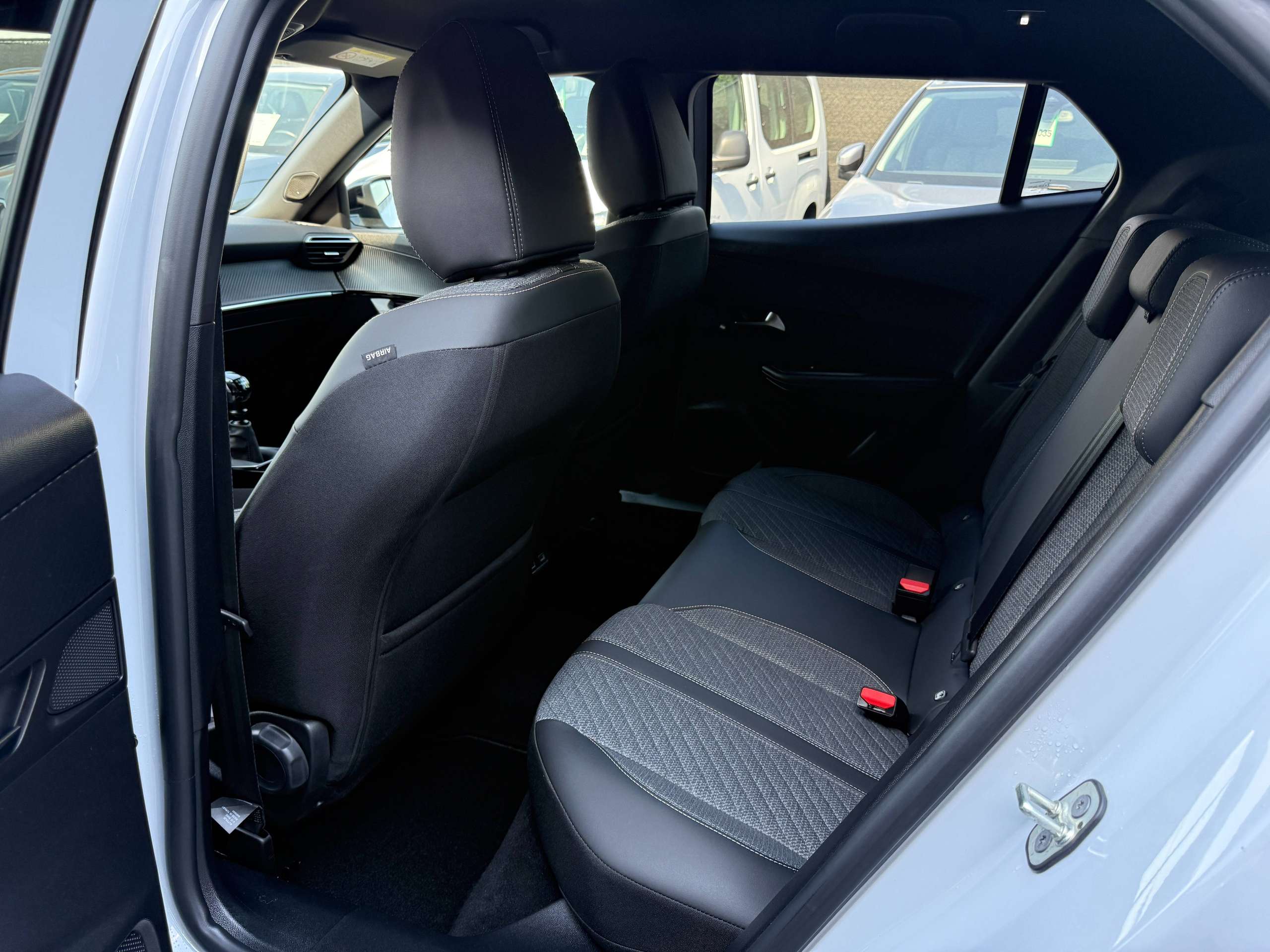 bff3b2e3-b1c0-49aa-a7f3-2e9e5d262d5714-peugeot-2008-1-2i-turbo-allure-full-led-carplay-leder-bluetooth-dab-alu.jpg