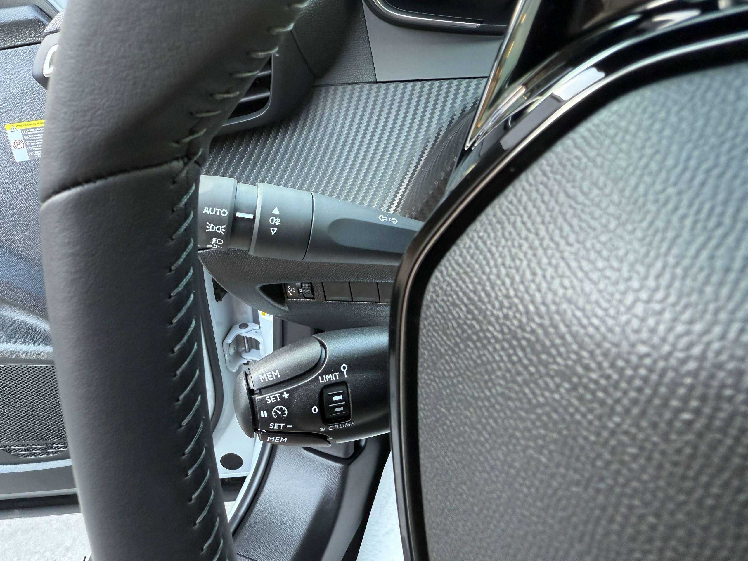bff3b2e3-b1c0-49aa-a7f3-2e9e5d262d5716-peugeot-2008-1-2i-turbo-allure-full-led-carplay-leder-bluetooth-dab-alu.jpg