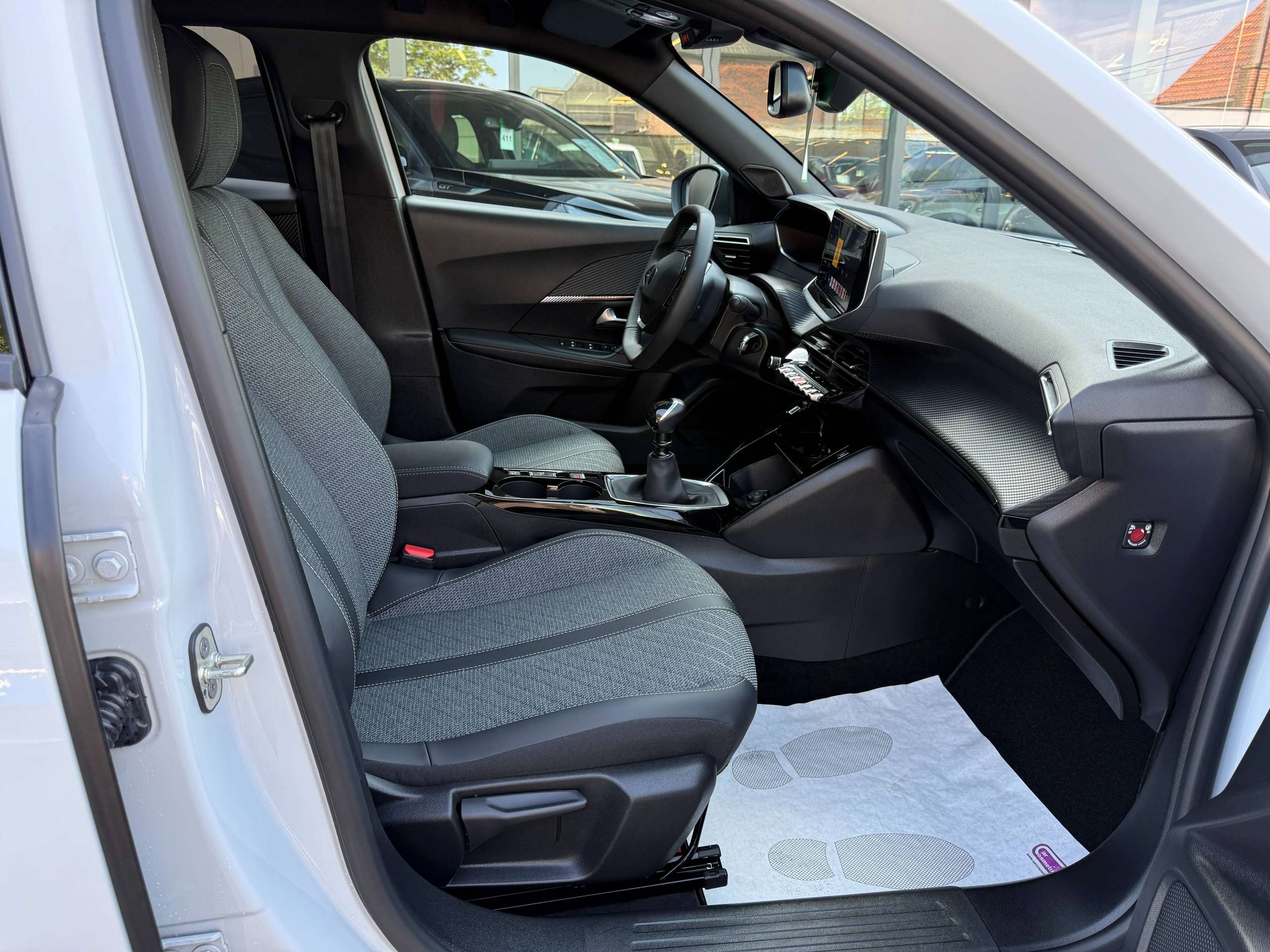 bff3b2e3-b1c0-49aa-a7f3-2e9e5d262d5728-peugeot-2008-1-2i-turbo-allure-full-led-carplay-leder-bluetooth-dab-alu.jpg