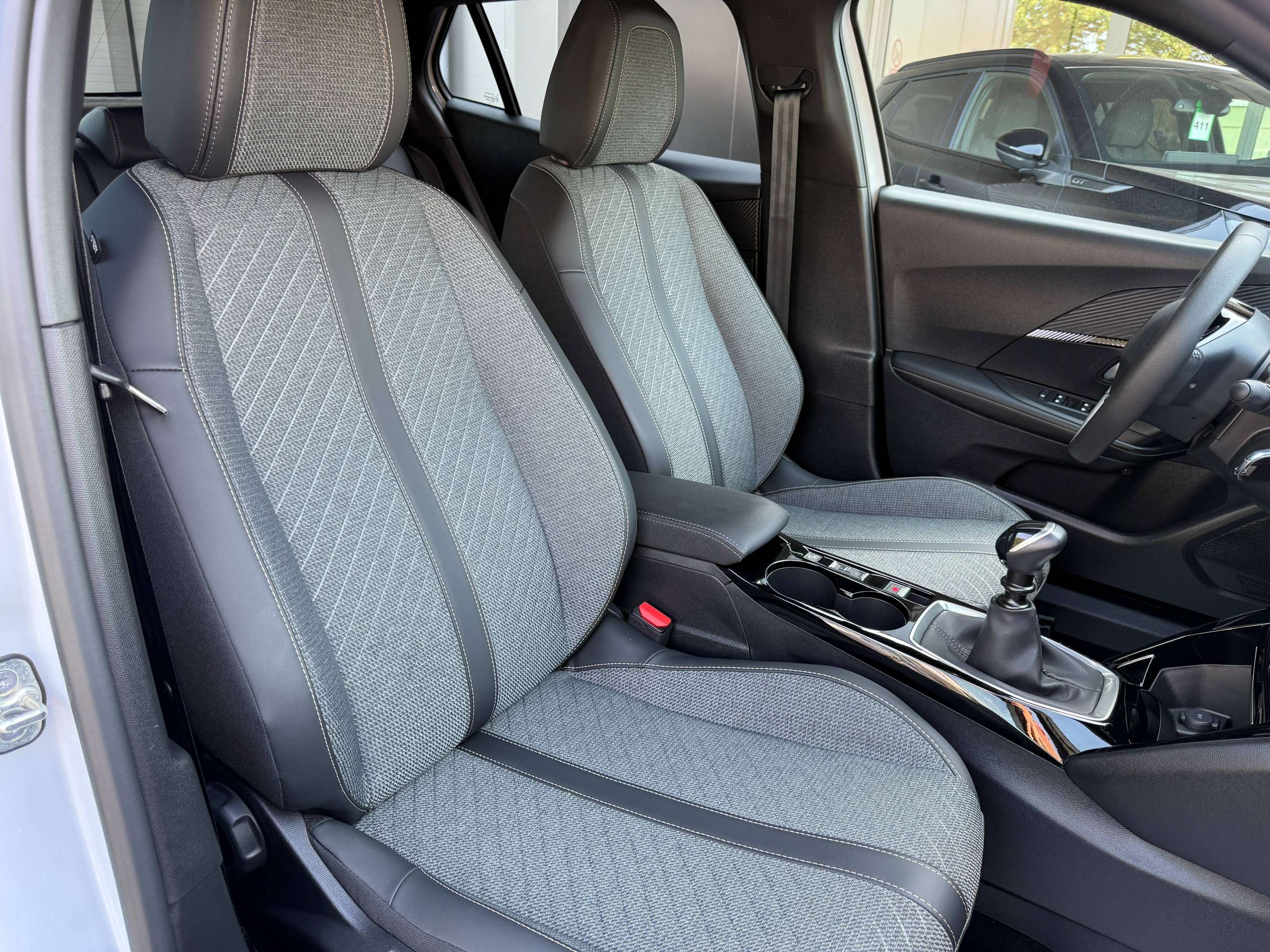 bff3b2e3-b1c0-49aa-a7f3-2e9e5d262d5730-peugeot-2008-1-2i-turbo-allure-full-led-carplay-leder-bluetooth-dab-alu.jpg