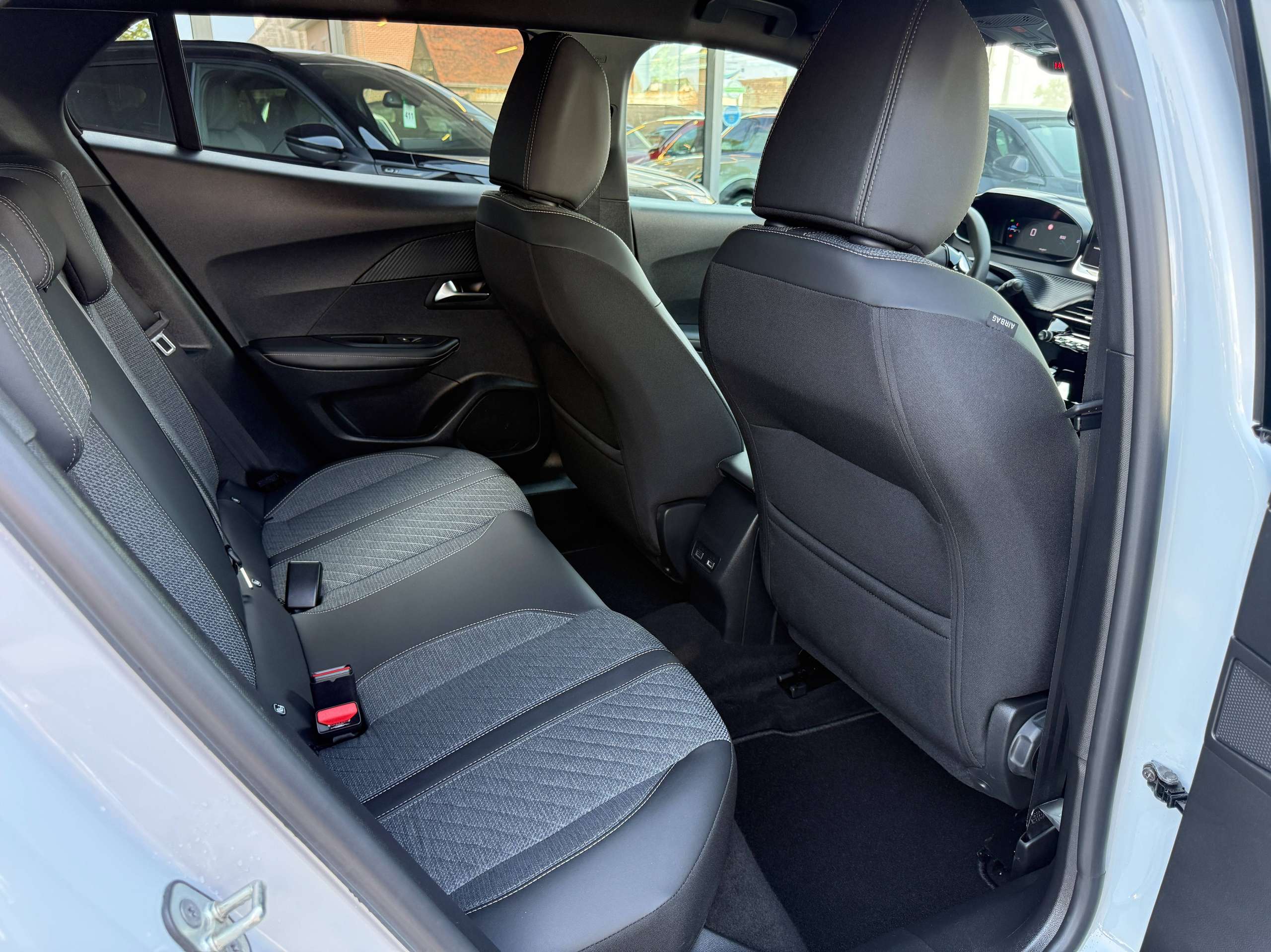 bff3b2e3-b1c0-49aa-a7f3-2e9e5d262d5732-peugeot-2008-1-2i-turbo-allure-full-led-carplay-leder-bluetooth-dab-alu.jpg