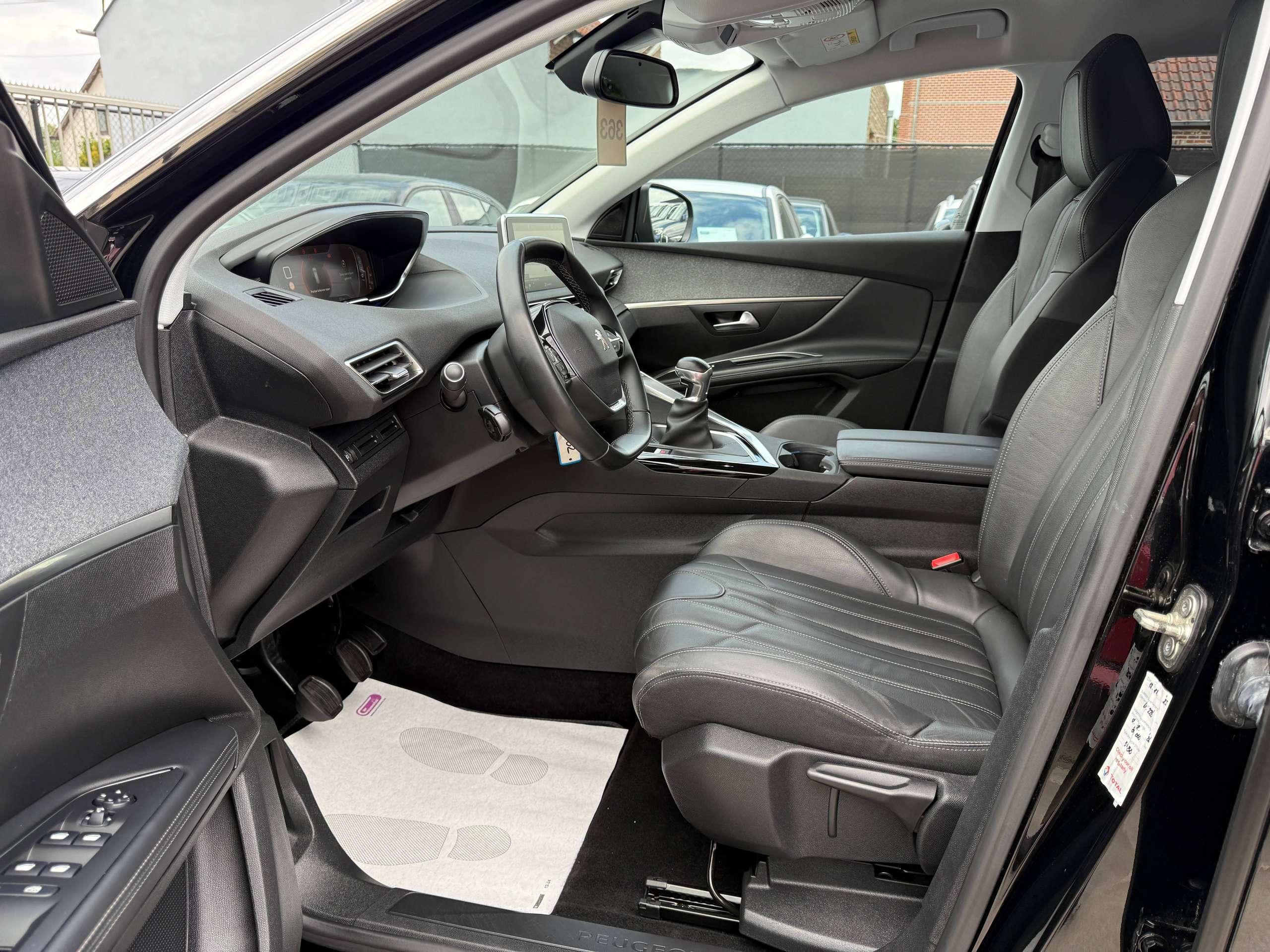 c31237df-a8a5-4fa8-9455-76dca8ff70f311-peugeot-5008-1-2i-7-zetels-navigatie-zwart-leder-camera-carplay-pdc-led.jpg