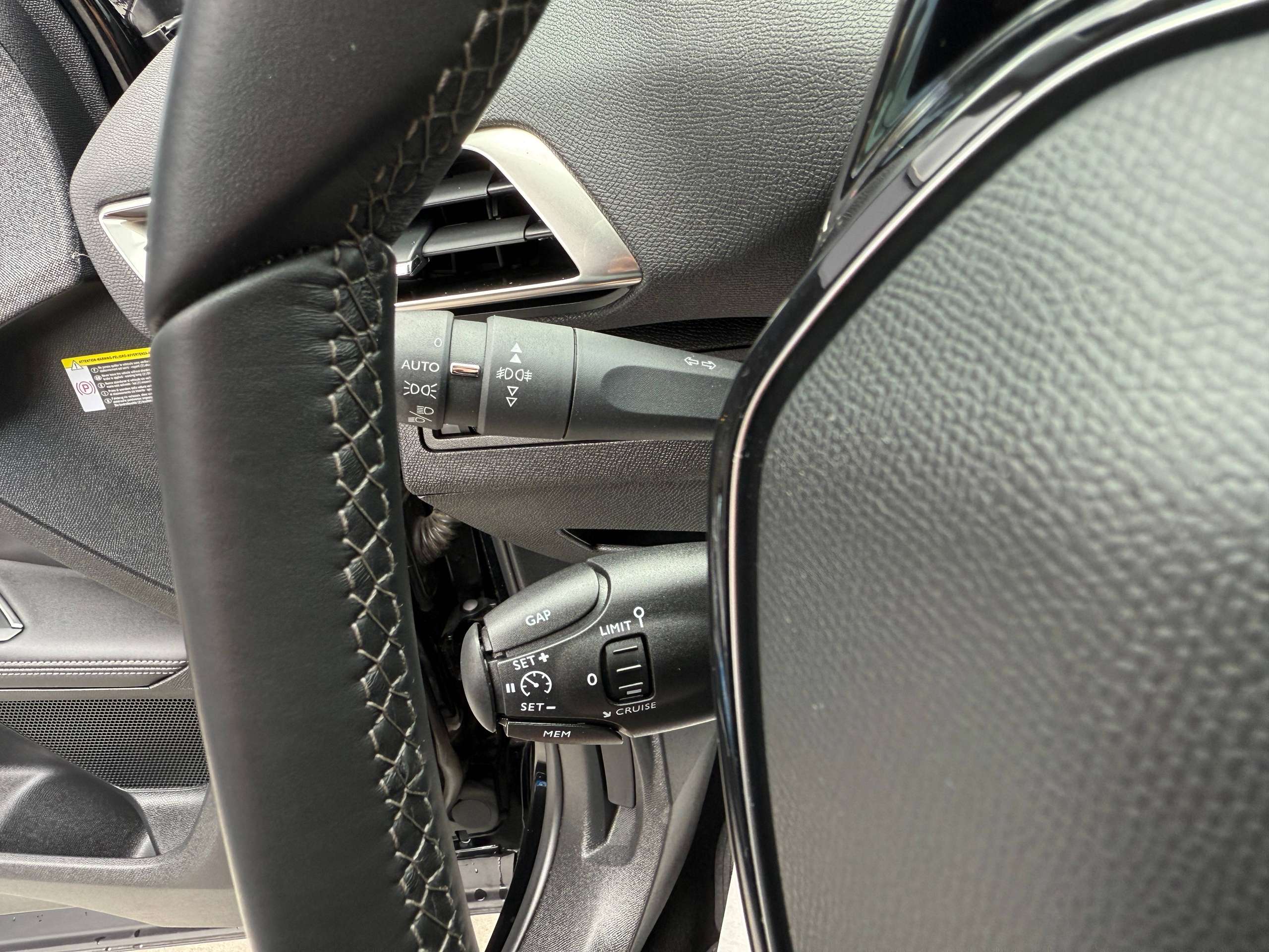 c31237df-a8a5-4fa8-9455-76dca8ff70f315-peugeot-5008-1-2i-7-zetels-navigatie-zwart-leder-camera-carplay-pdc-led.jpg