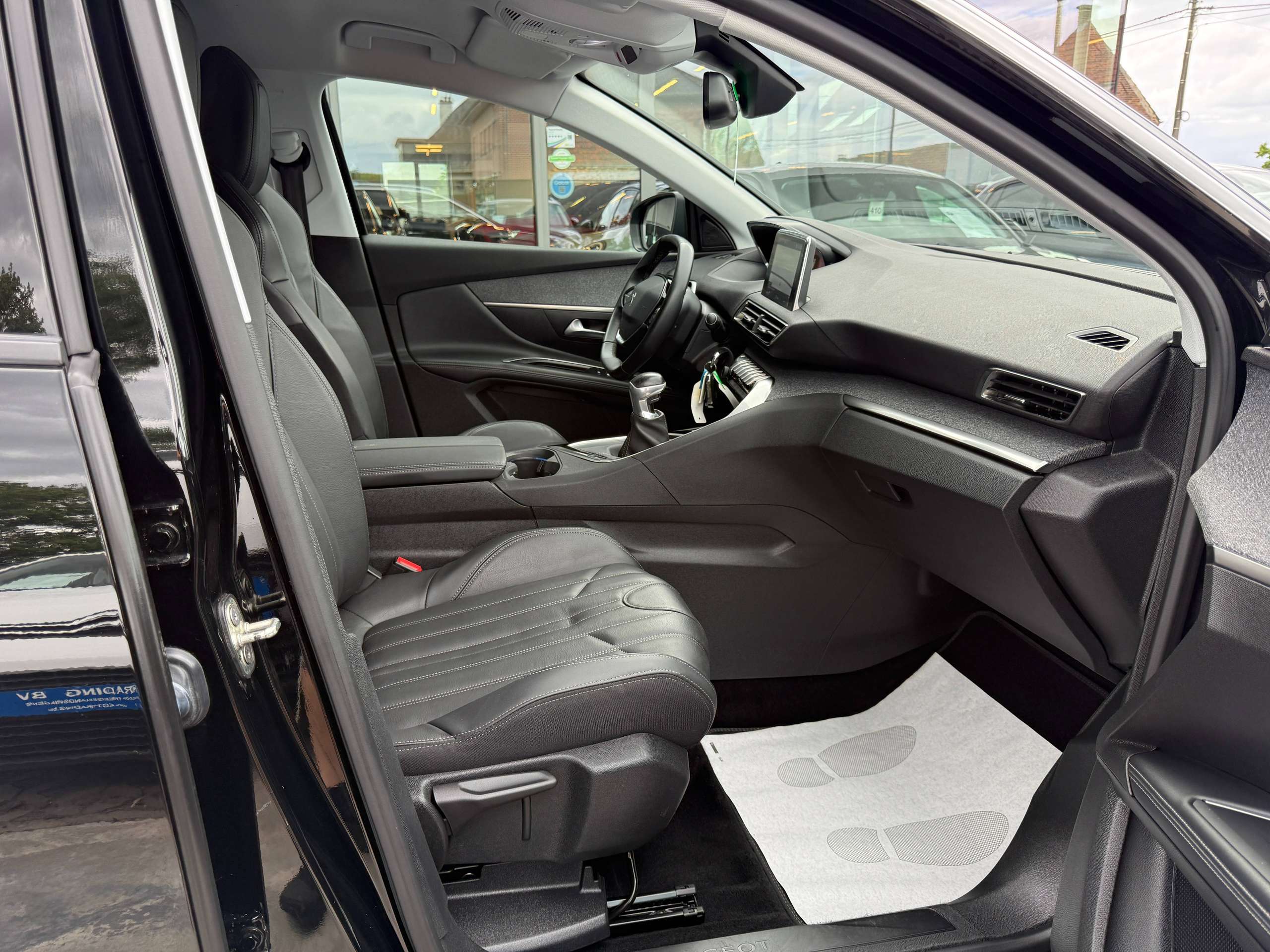 c31237df-a8a5-4fa8-9455-76dca8ff70f327-peugeot-5008-1-2i-7-zetels-navigatie-zwart-leder-camera-carplay-pdc-led.jpg