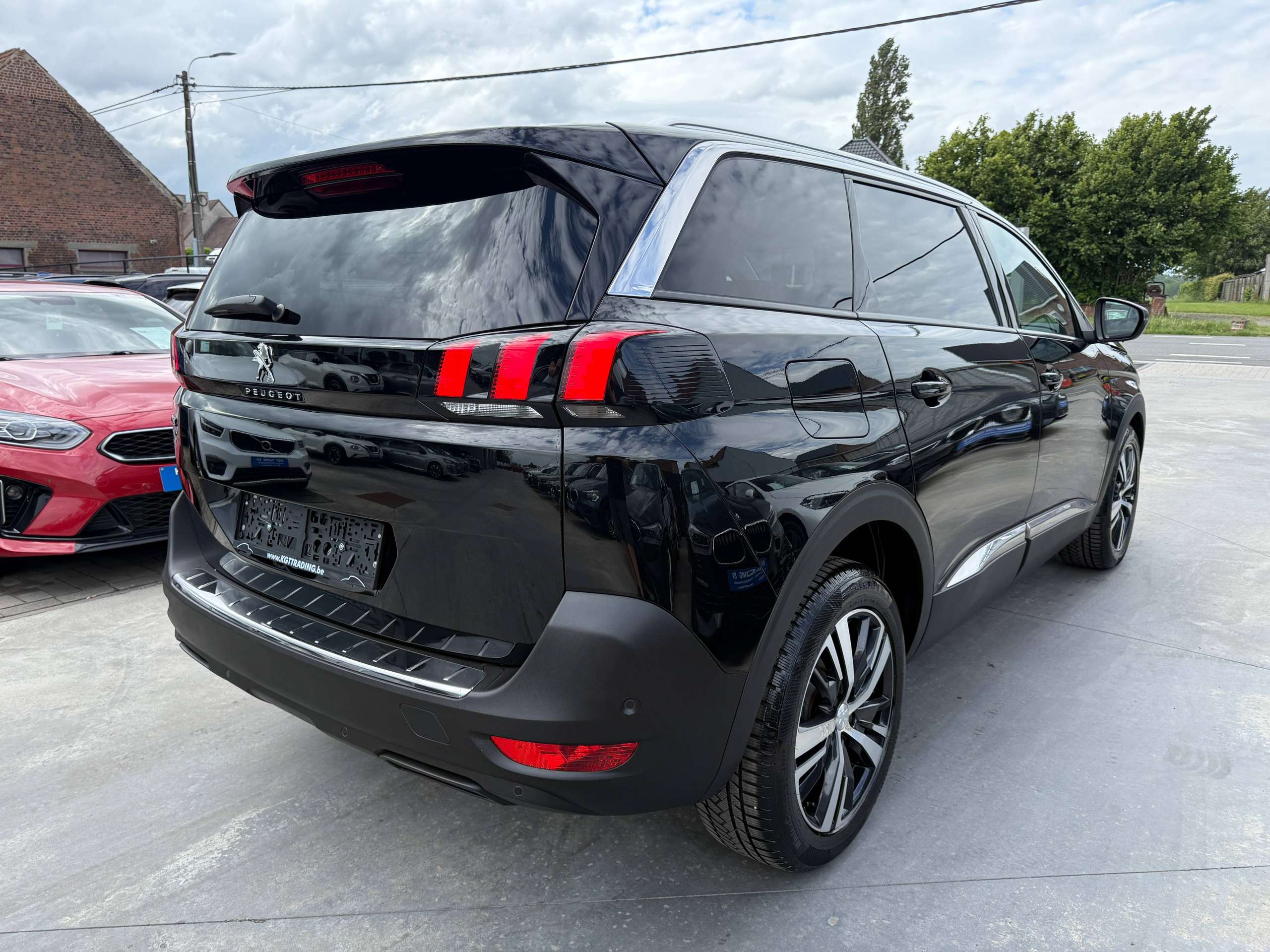 c31237df-a8a5-4fa8-9455-76dca8ff70f35-peugeot-5008-1-2i-7-zetels-navigatie-zwart-leder-camera-carplay-pdc-led.jpg