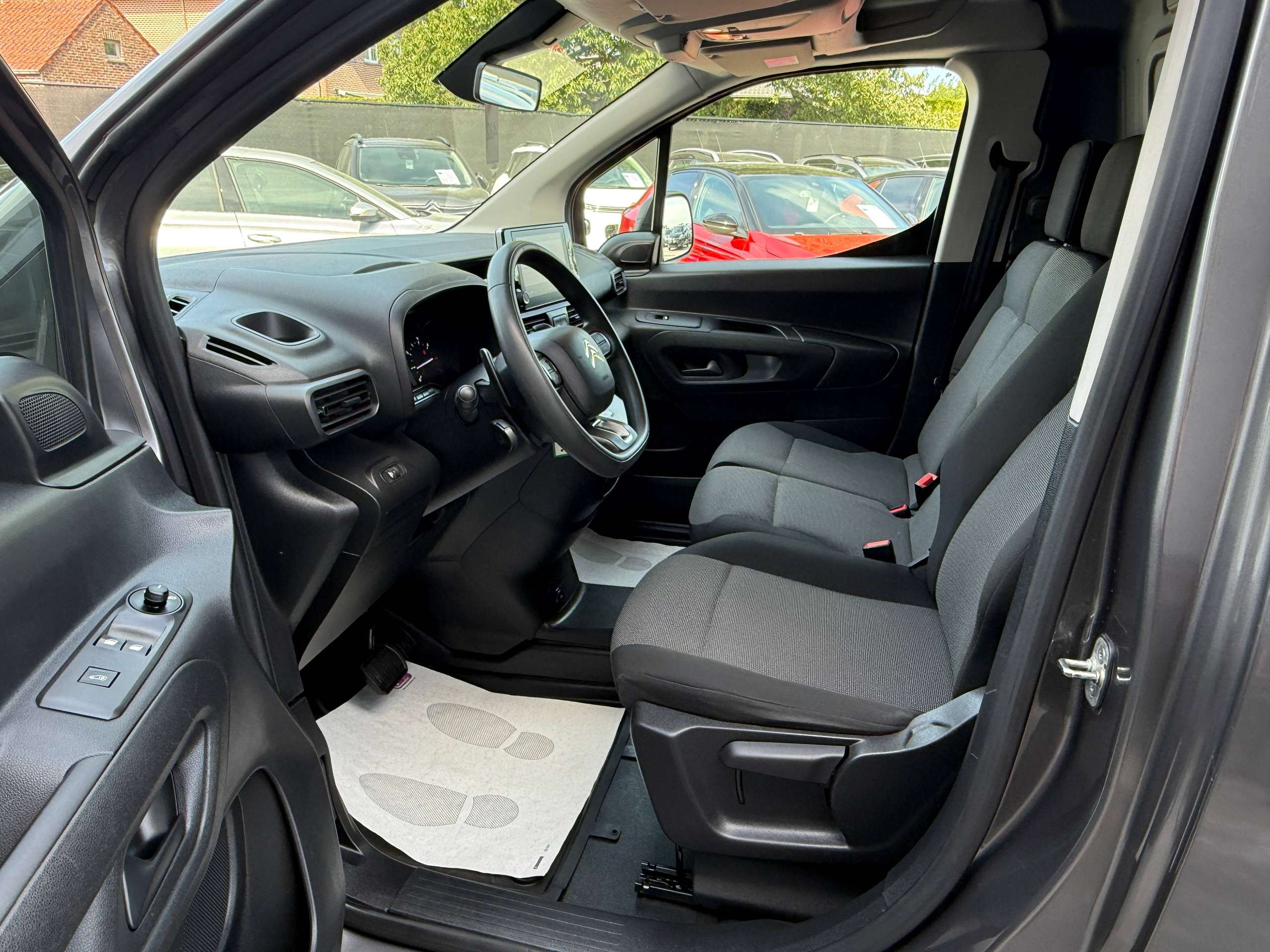 d043cebf-41e1-45f6-8e99-4f2d82d958e212-citroen-berlingo-1-5-bluehdi-xl-l2-automaat-130pk-3-zit-navigatie-pdc-carplay-dab.jpg
