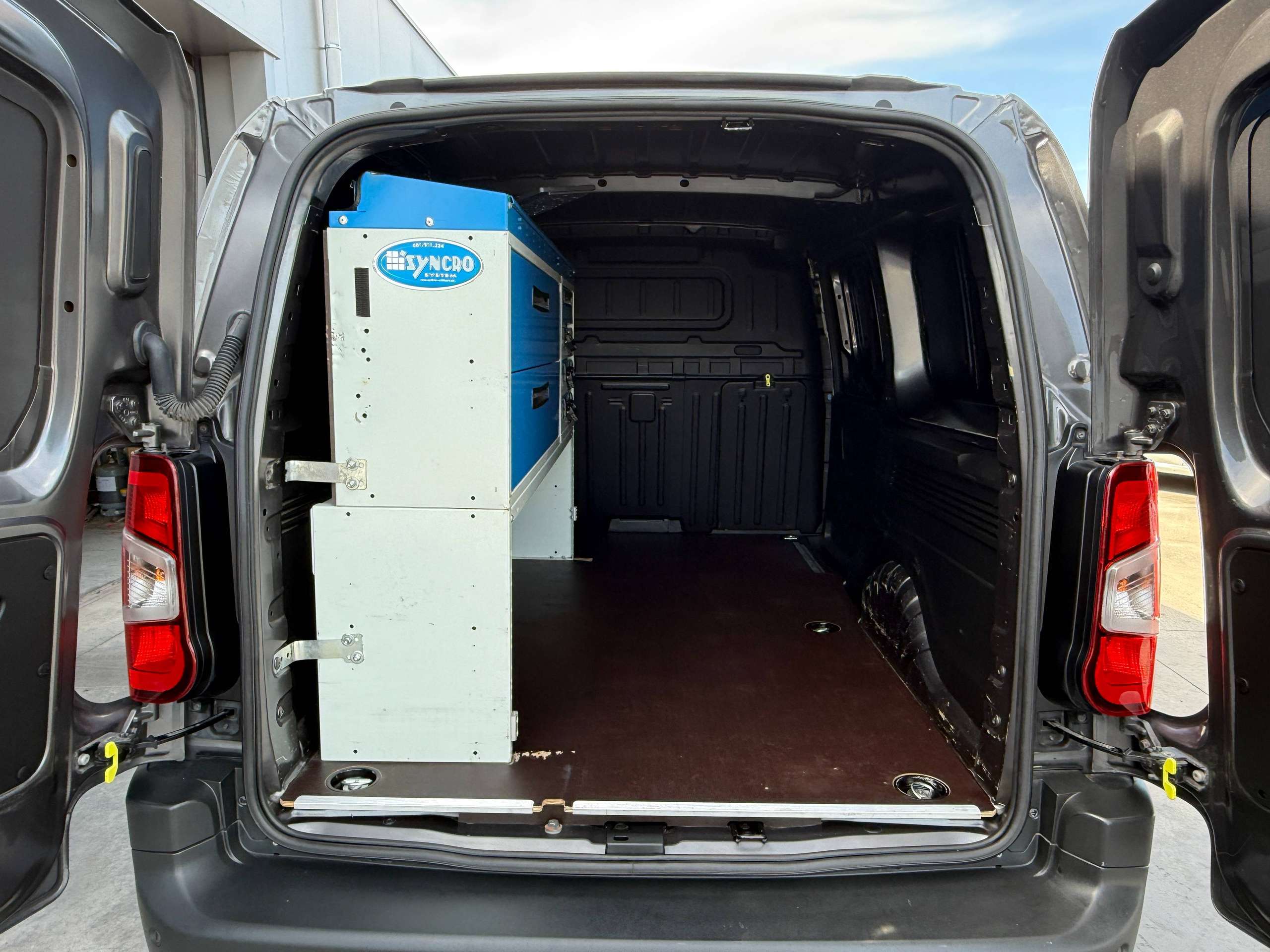 d043cebf-41e1-45f6-8e99-4f2d82d958e214-citroen-berlingo-1-5-bluehdi-xl-l2-automaat-130pk-3-zit-navigatie-pdc-carplay-dab.jpg