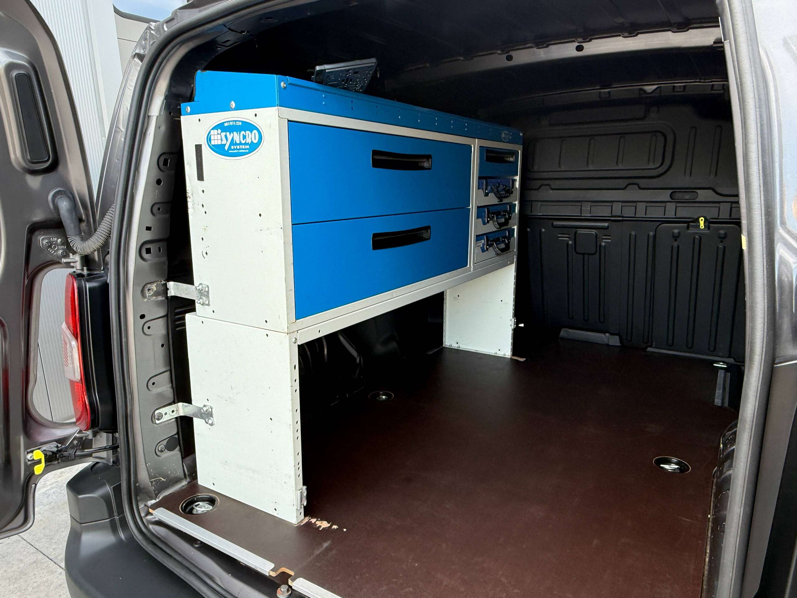 d043cebf-41e1-45f6-8e99-4f2d82d958e215-citroen-berlingo-1-5-bluehdi-xl-l2-automaat-130pk-3-zit-navigatie-pdc-carplay-dab.jpg