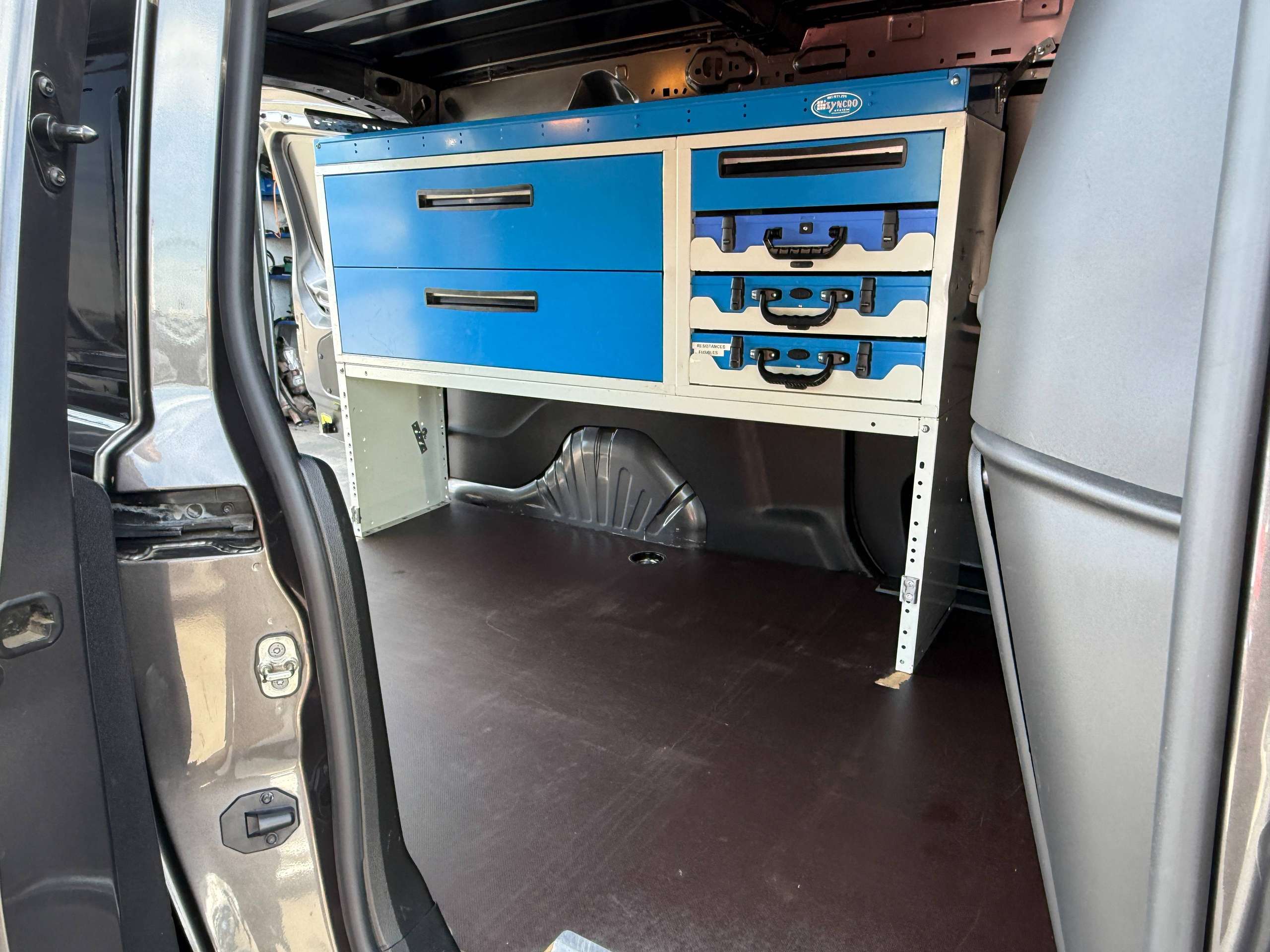 d043cebf-41e1-45f6-8e99-4f2d82d958e216-citroen-berlingo-1-5-bluehdi-xl-l2-automaat-130pk-3-zit-navigatie-pdc-carplay-dab.jpg