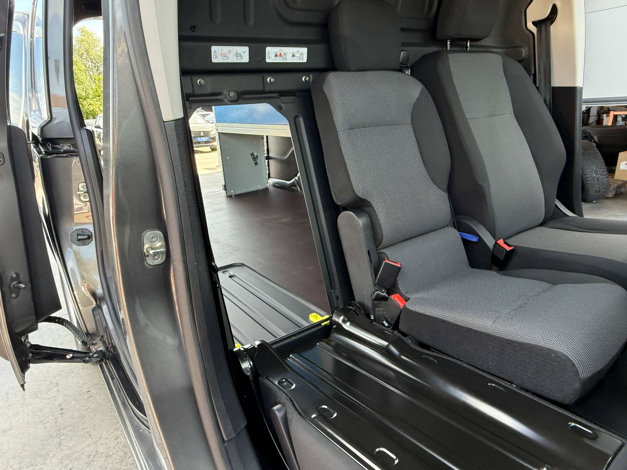 d043cebf-41e1-45f6-8e99-4f2d82d958e217-citroen-berlingo-1-5-bluehdi-xl-l2-automaat-130pk-3-zit-navigatie-pdc-carplay-dab.jpg