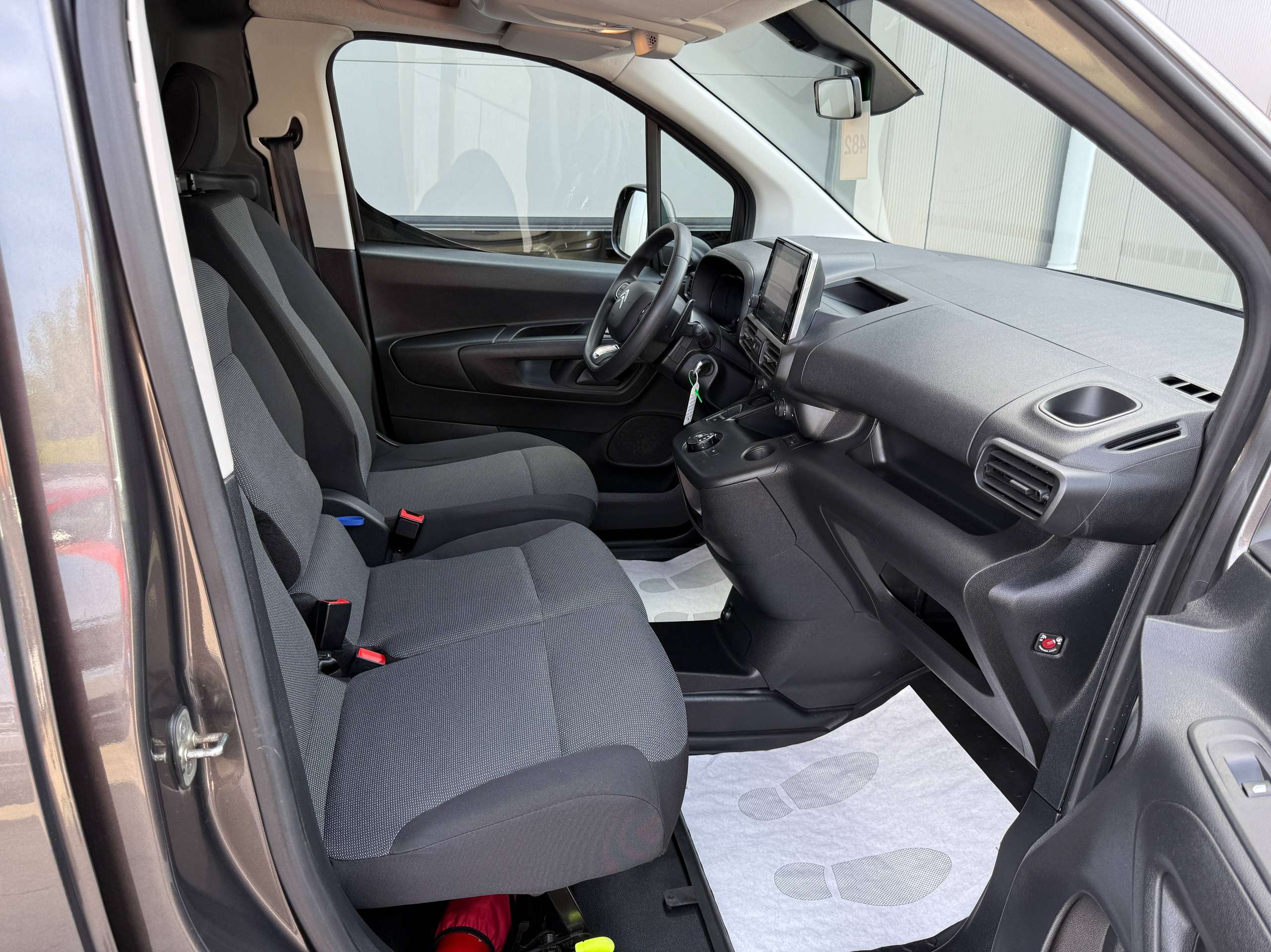 d043cebf-41e1-45f6-8e99-4f2d82d958e229-citroen-berlingo-1-5-bluehdi-xl-l2-automaat-130pk-3-zit-navigatie-pdc-carplay-dab.jpg